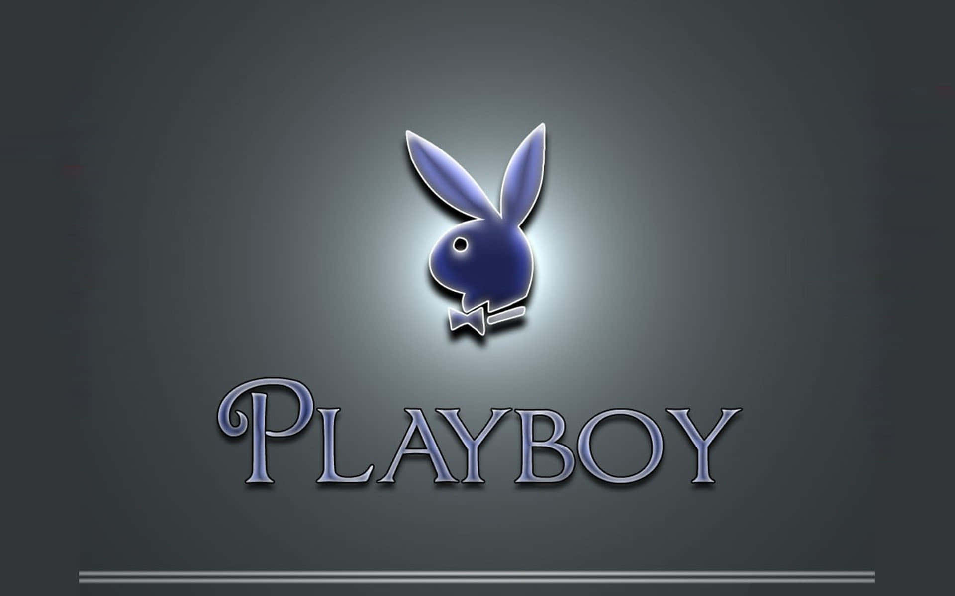 花花公子 桌布 壁紙 — 一個帶有蝴蝶結的光澤藍色Playboy兔子標誌在深灰色漸變背景上發光，下方有PLAYBOY字樣。