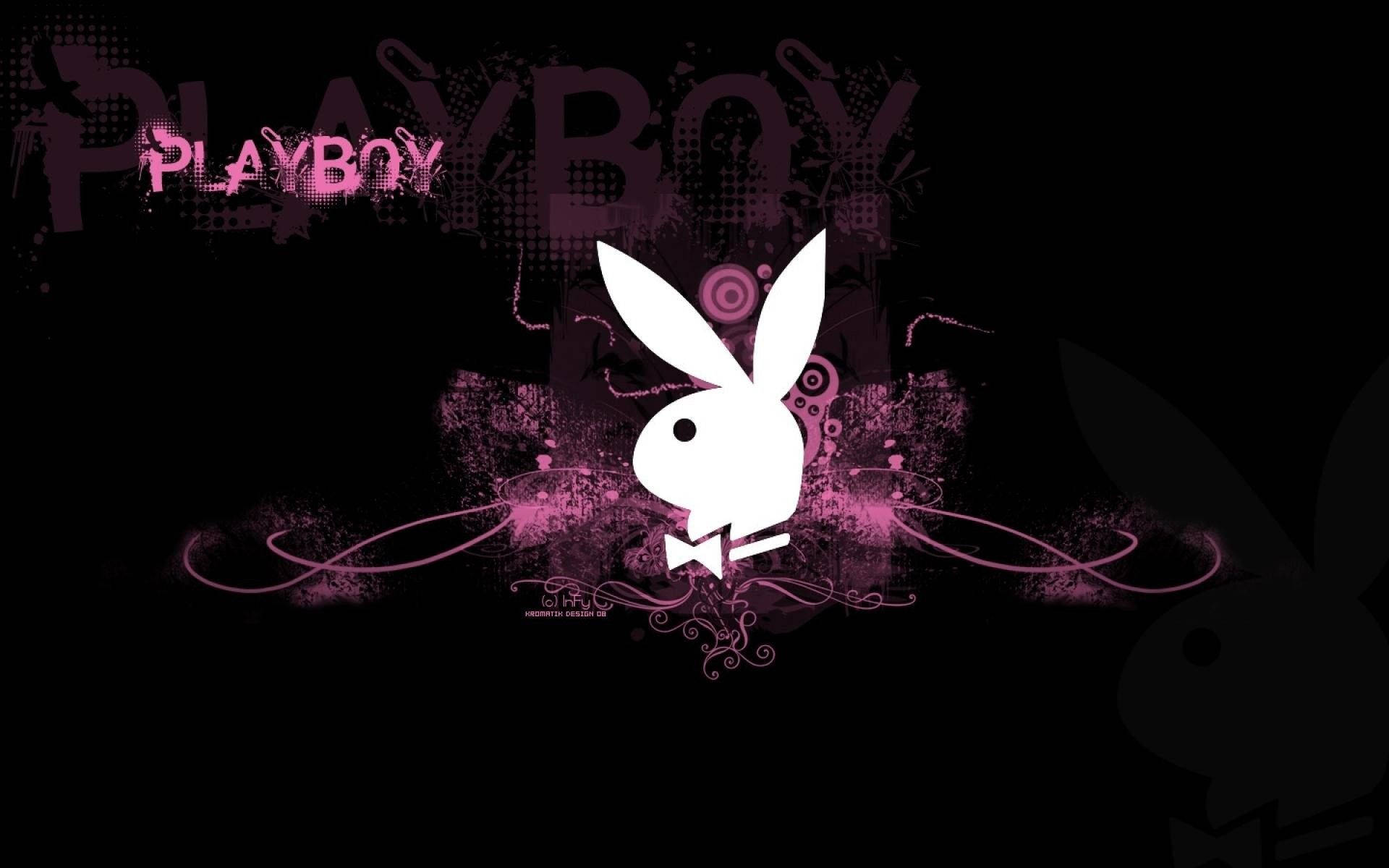 花花公子 桌布 壁紙 — 一個帶有蝴蝶結的白色風格化Playboy兔子標誌，在黑色背景上脫穎而出，背景上濺滿了充滿活力的粉紅色塗鴉風格漩渦和粉紅色的「PLAYBOY」字樣。