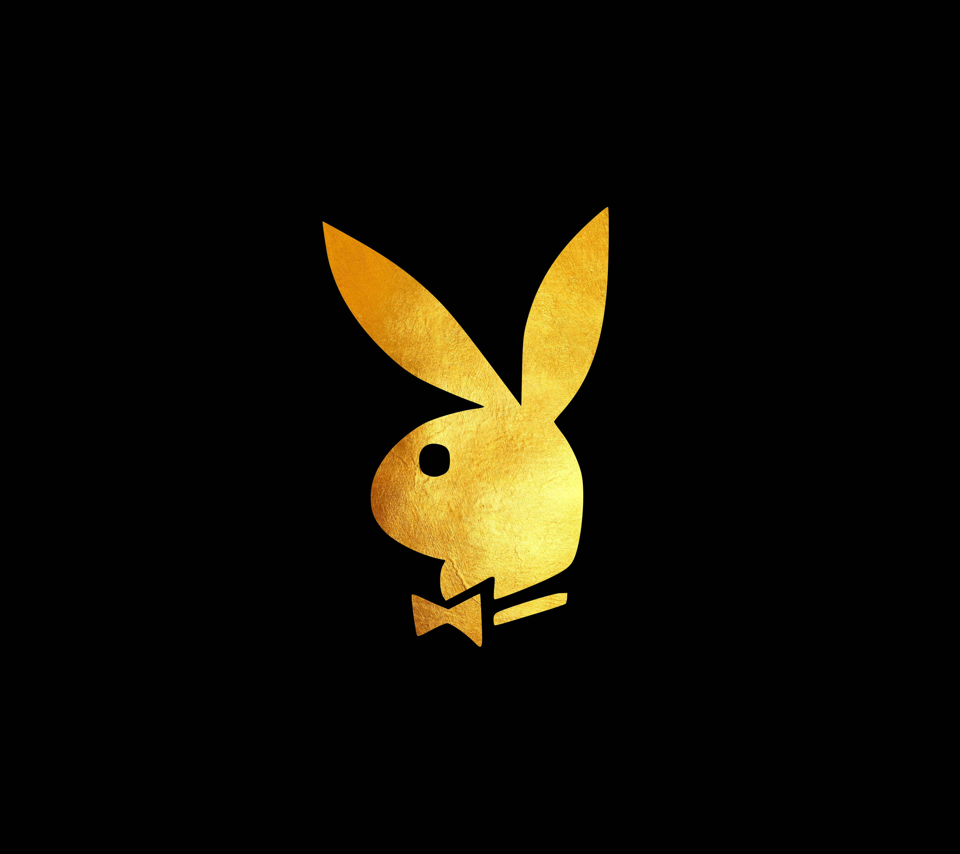 花花公子 桌布 壁紙 — 一個帶有蝴蝶結的金色Playboy兔子標誌在純黑背景上發光。