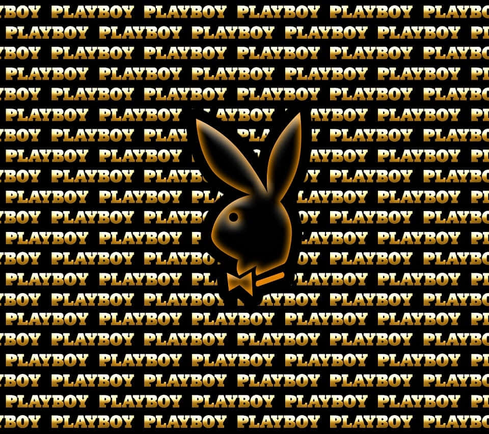 花花公子 桌布 壁紙 — 一個帶有蝴蝶結的黑色Playboy兔子標誌，在重複的金色Playboy文字背景上脫穎而出。