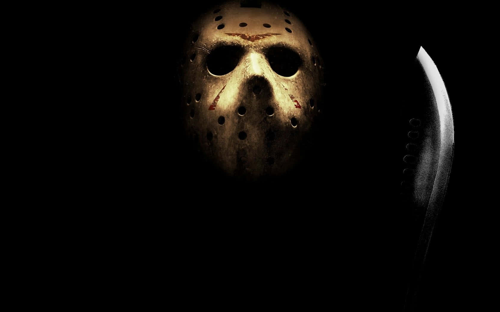 Halloween Profile 桌布 壁紙 — 一個帶有血跡的威脅性曲棍球面具和閃閃發光的彎刀從黑暗中浮現，營造恐怖主題的桌布。