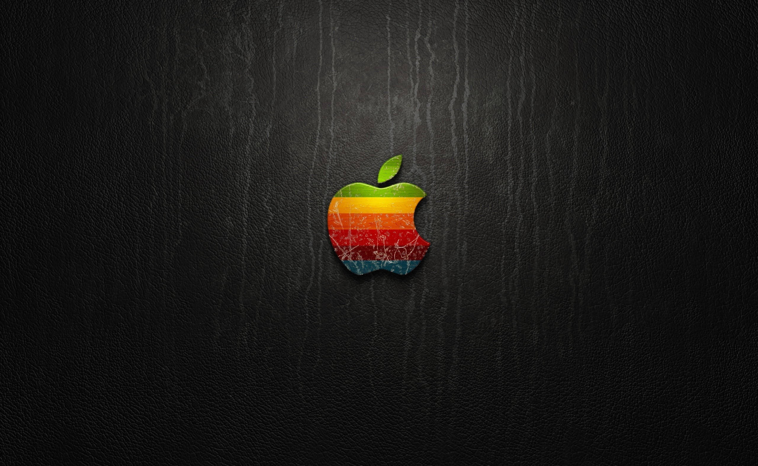 彩虹 桌布 壁紙 — 一個帶有裂紋紋理的復古彩虹Apple標誌，居中在深色紋理皮革背景上。