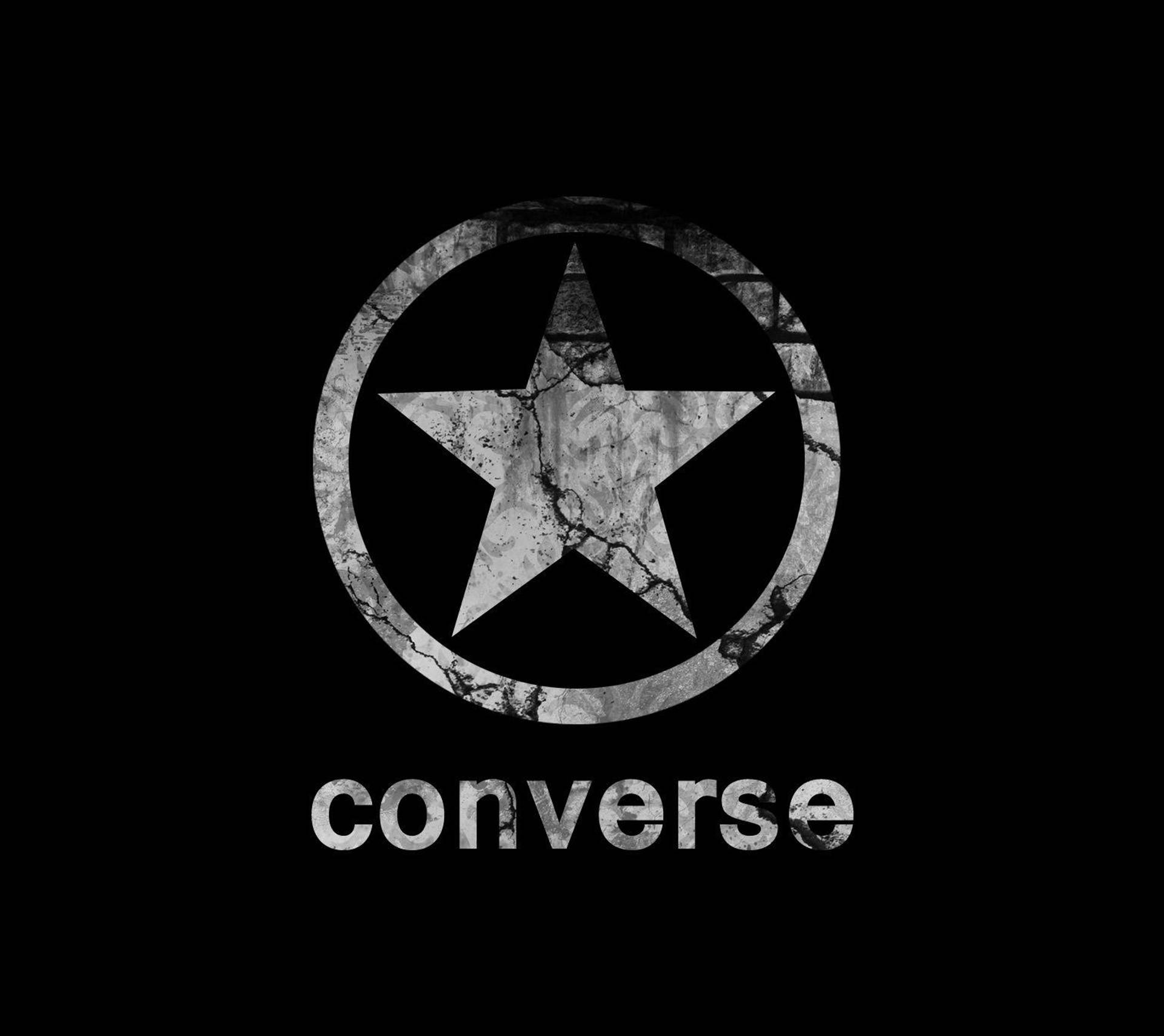 Converse Logo 桌布 壁紙 — 一個帶有裂紋紋理的風化星星標誌，位於圓圈內，黑色背景，下方有 'converse' 文字。