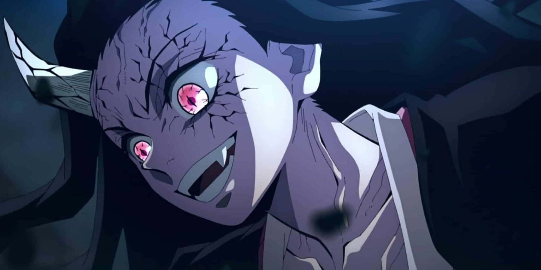 Demon Slayer Fight 桌布 壁紙 — 一個帶有裂紋紫色皮膚和發光粉紅色眼睛的威脅性動漫惡魔，在黑暗陰影的環境中強烈凝視。
