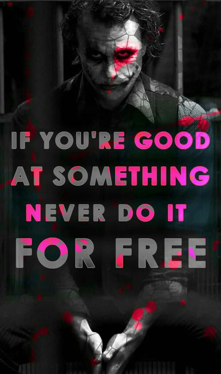 Joker Quotes 桌布 壁紙 — 一個帶有裂紋臉和紅色飛濺的威脅性小丑，強烈凝視，同時粗體文字宣稱絕不免費做。