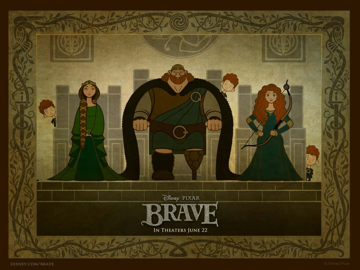 Brave 桌布 壁紙 — 一個帶有裝飾邊框的城堡大廳中，展示梅莉達、她的父親費格斯國王和她的三個兄弟的迪士尼皮克斯《勇敢傳說》裱框海報。