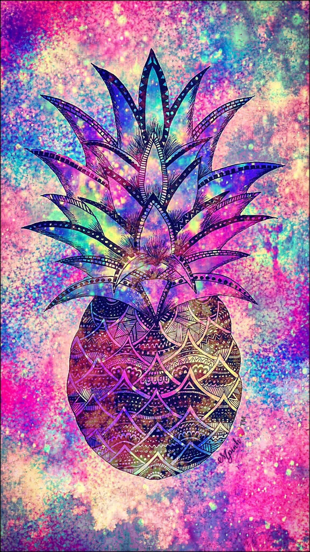彩色動圖 桌布 壁紙 — 一個帶有複雜幾何圖案的迷幻鳳梨，在粉紅色、紫色和藍綠色的鮮豔宇宙背景下發光。