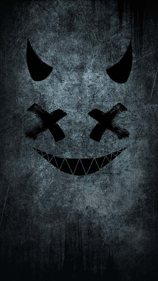 Aesthetic iPhone Horror 桌布 壁紙 — 一個帶有角、X形眼睛和鋸齒狀笑容的威脅性黑色惡魔面孔，出現在粗糙的深灰色紋理牆上。