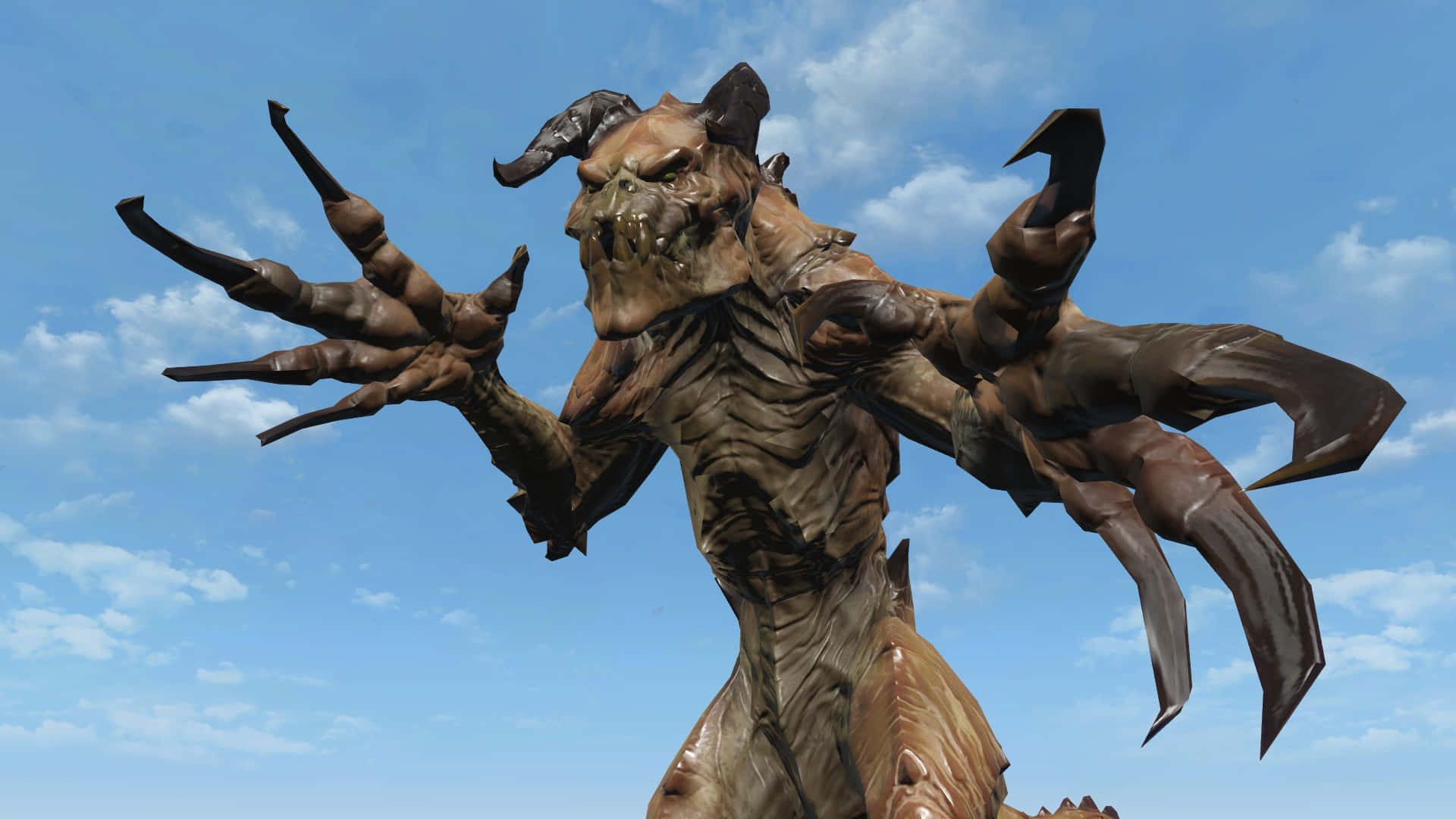 Deathclaw 桌布 壁紙 — 一個帶有角和爪的可怕棕色皮膚惡魔，站在有散雲的明亮藍天下。