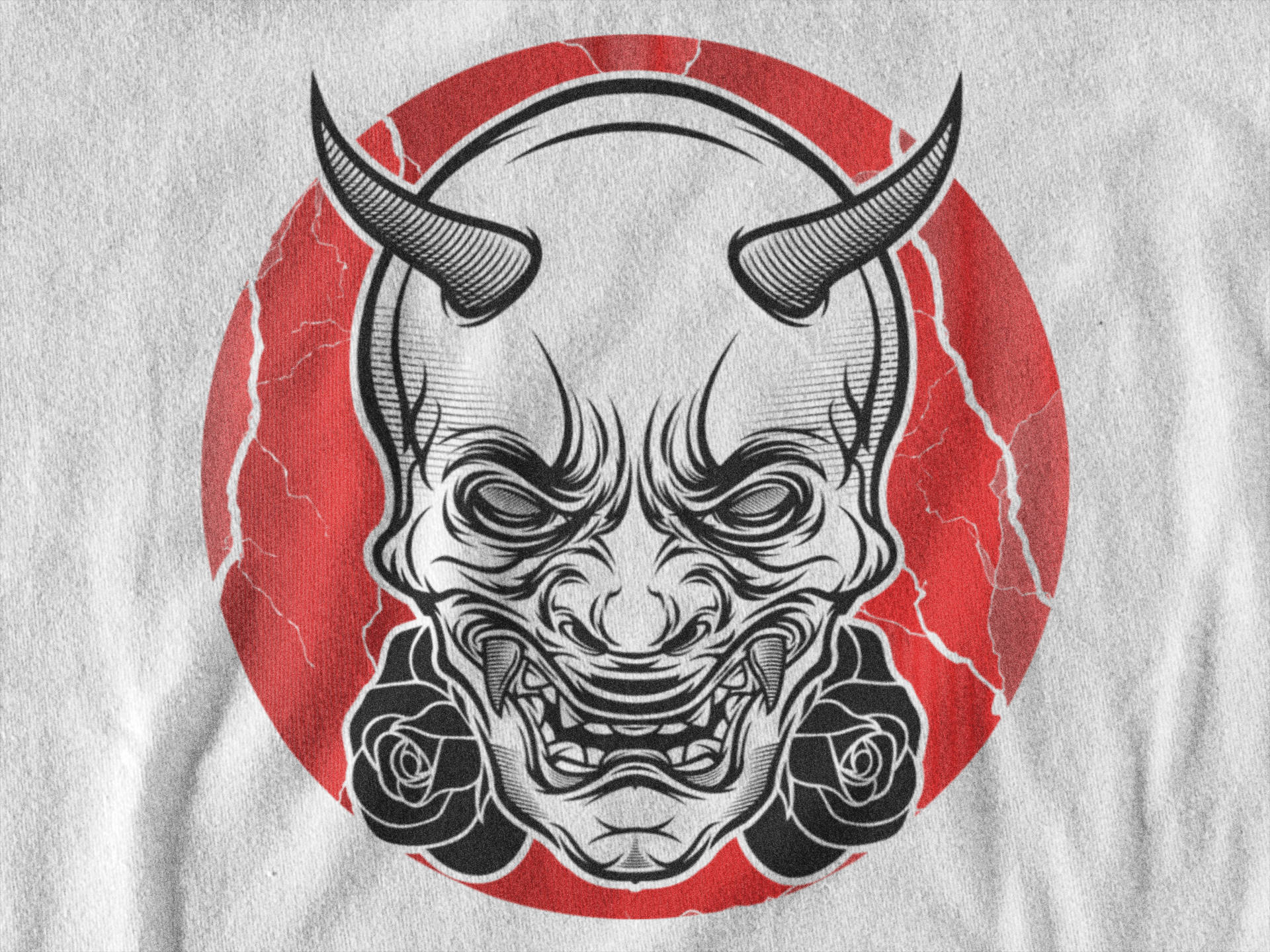 Oni 桌布 壁紙 — 一個帶有角和獠牙的兇猛鬼面具，在紋理白色布料上，被玫瑰環繞在一個破裂的紅色圓圈內。