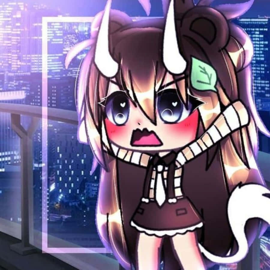 Gacha 桌布 壁紙 — 一個帶有角和葉子配飾的Q版動漫女孩站在陽台上，俯瞰夜晚閃爍的霓虹城市景觀。