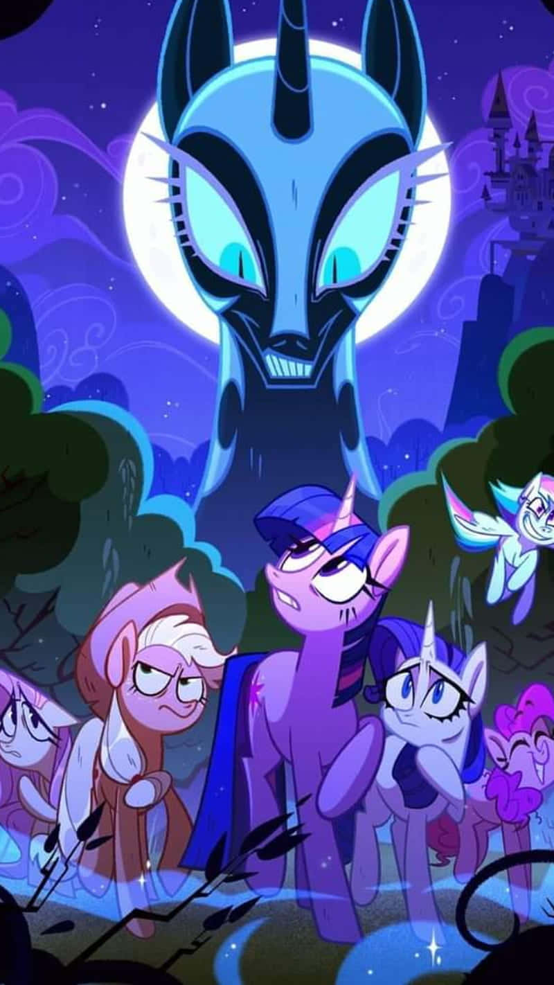 Nightmare Moon 桌布 壁紙 — 一個帶有角的藍色可怕生物在滿月下，於深紫色森林中籠罩著受驚的小馬。