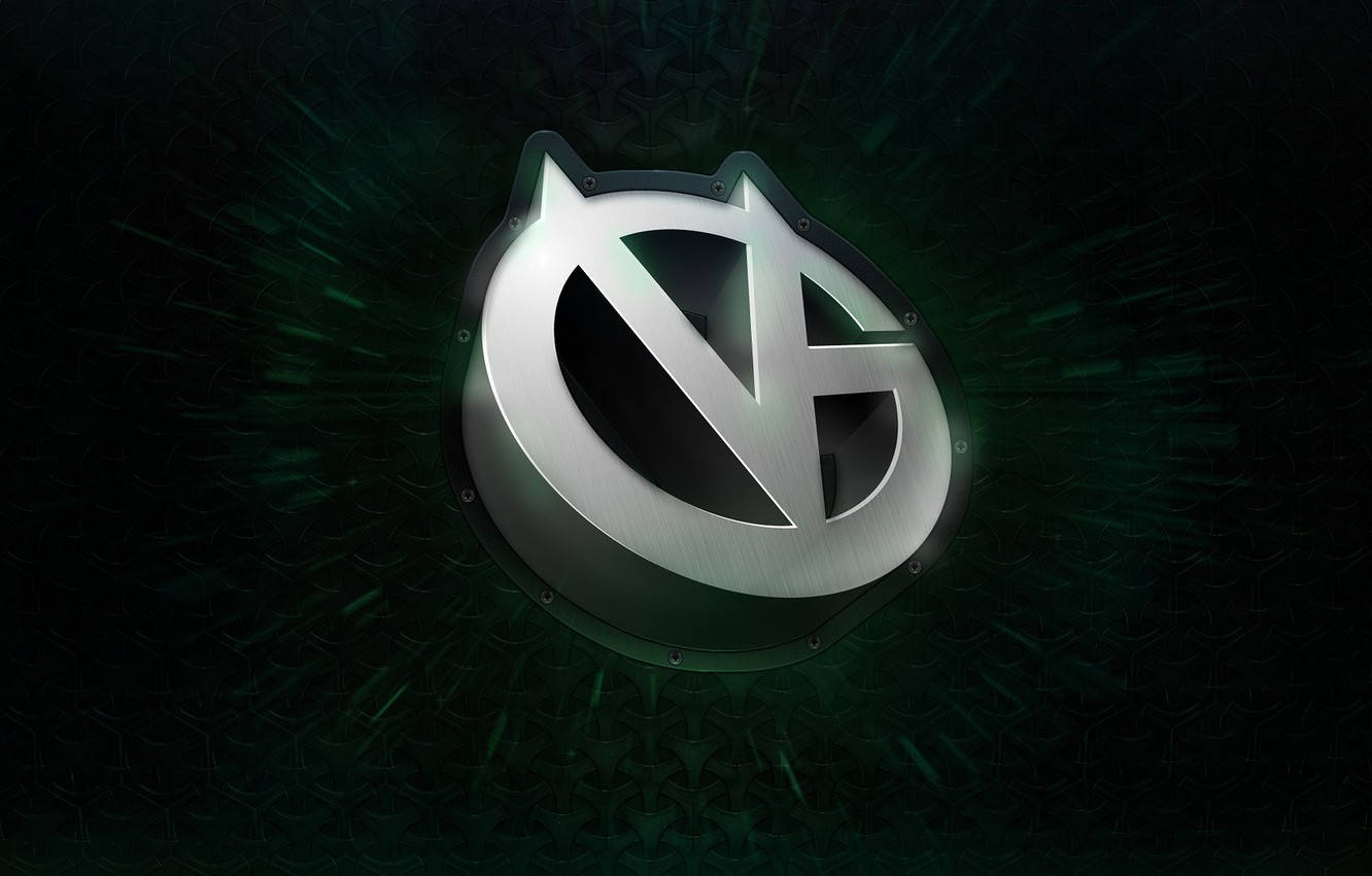 Gamer Logo 桌布 壁紙 — 一個帶有貓耳的金屬銀色標誌在深綠色紋理背景上發光，帶有放射狀光線條紋。