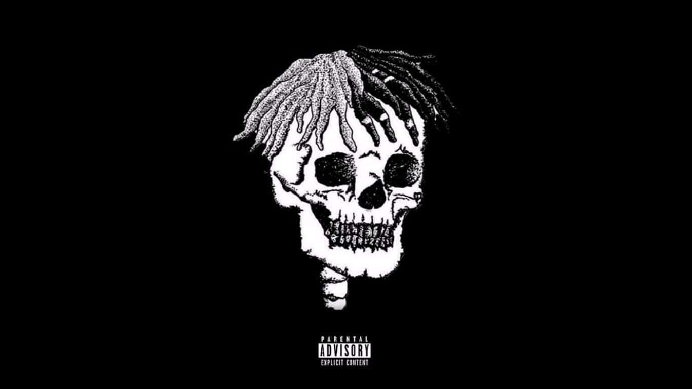XXXTENTACION 桌布 壁紙 — 一個帶有辮子的白色骷髏頭在黑色背景上，帶有家長指引標籤。