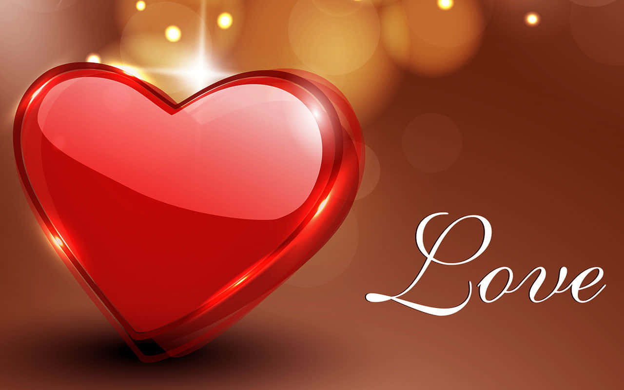愛心 桌布 壁紙 — 一個帶有金色散景燈光和優雅手寫字體Love的光澤紅色心形，背景為溫暖的棕色。
