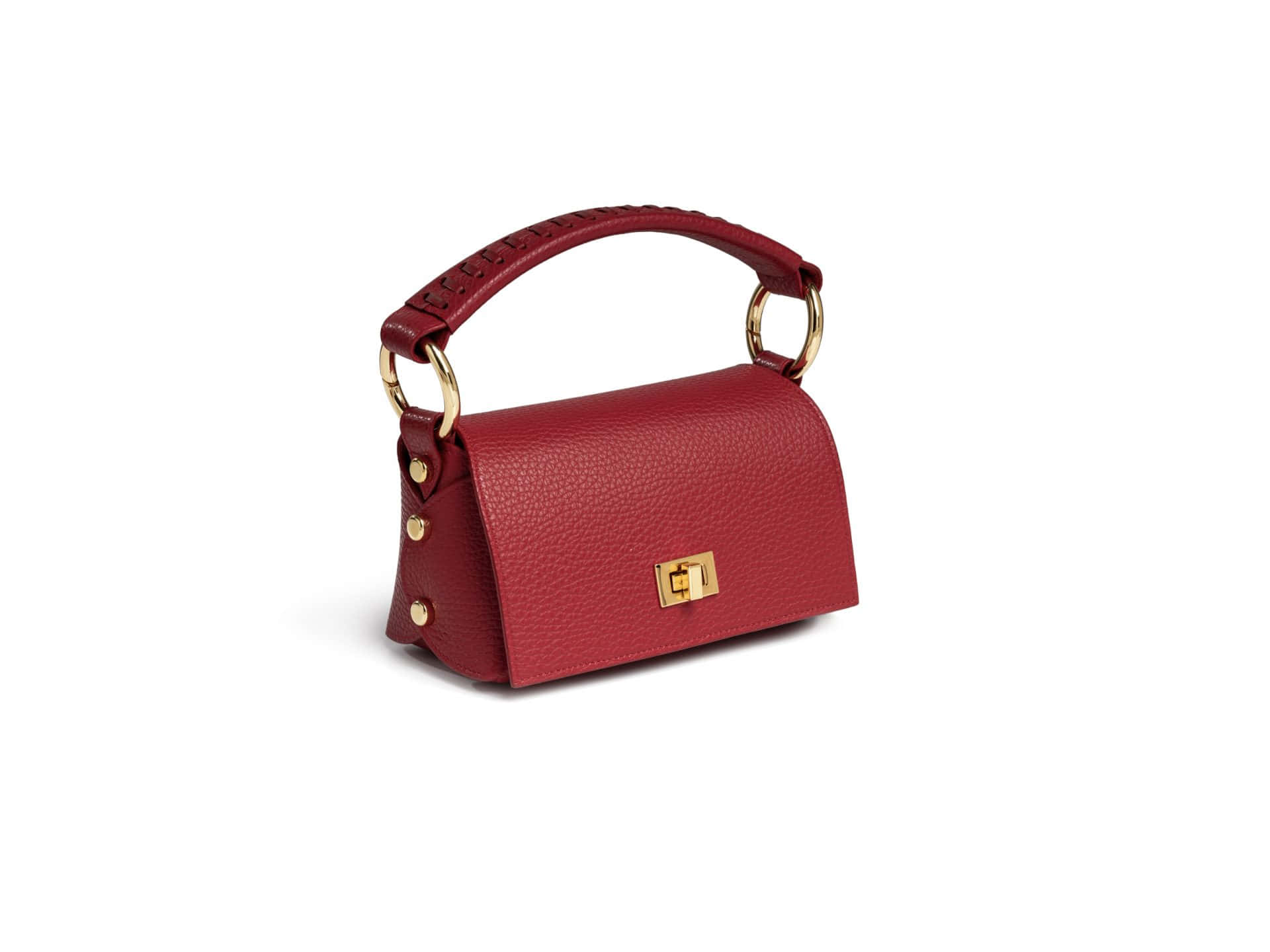 Red Handbag 桌布 壁紙 — 一個帶有金色金屬配件和編織頂部手柄的豐富紅色紋理皮革手提包，置於乾淨的白色背景前。