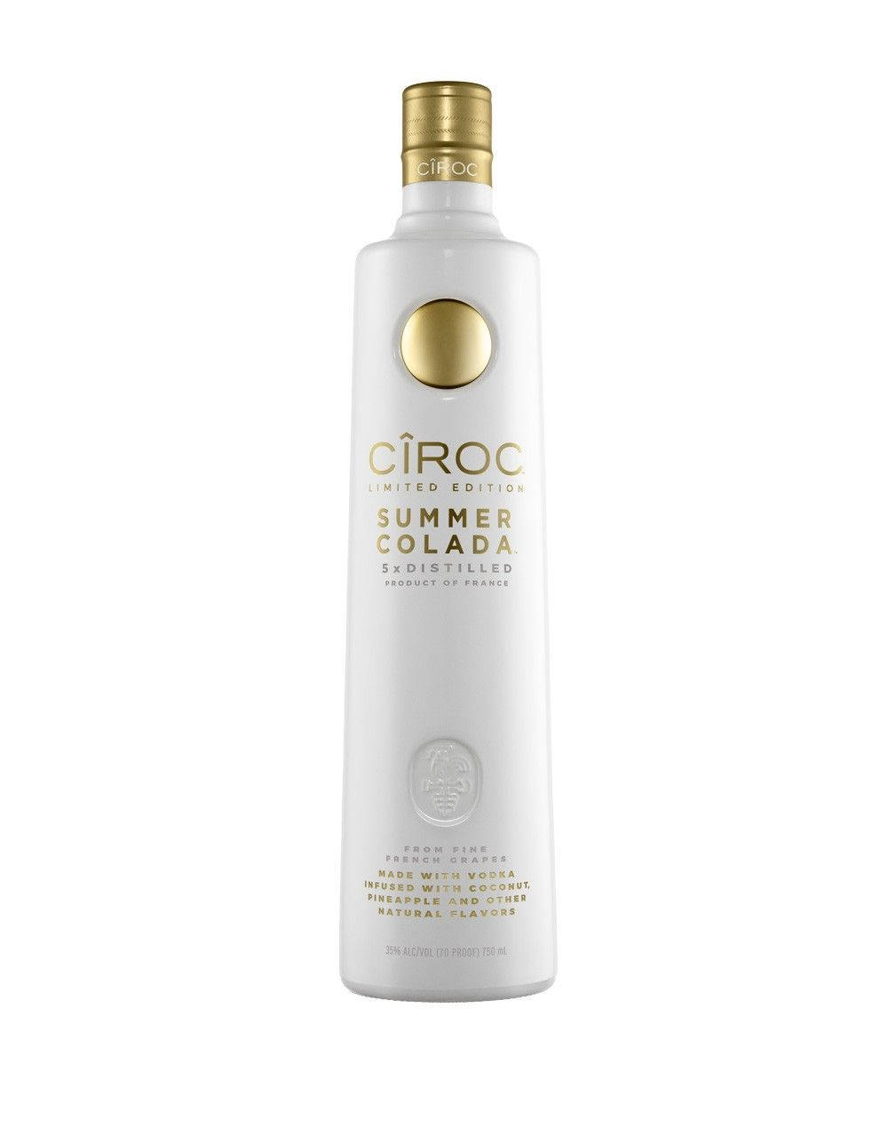 Drink 桌布 壁紙 — 一個帶有金色點綴的時尚白色Ciroc Summer Colada伏特加酒瓶，孤立地立在純白色背景上。