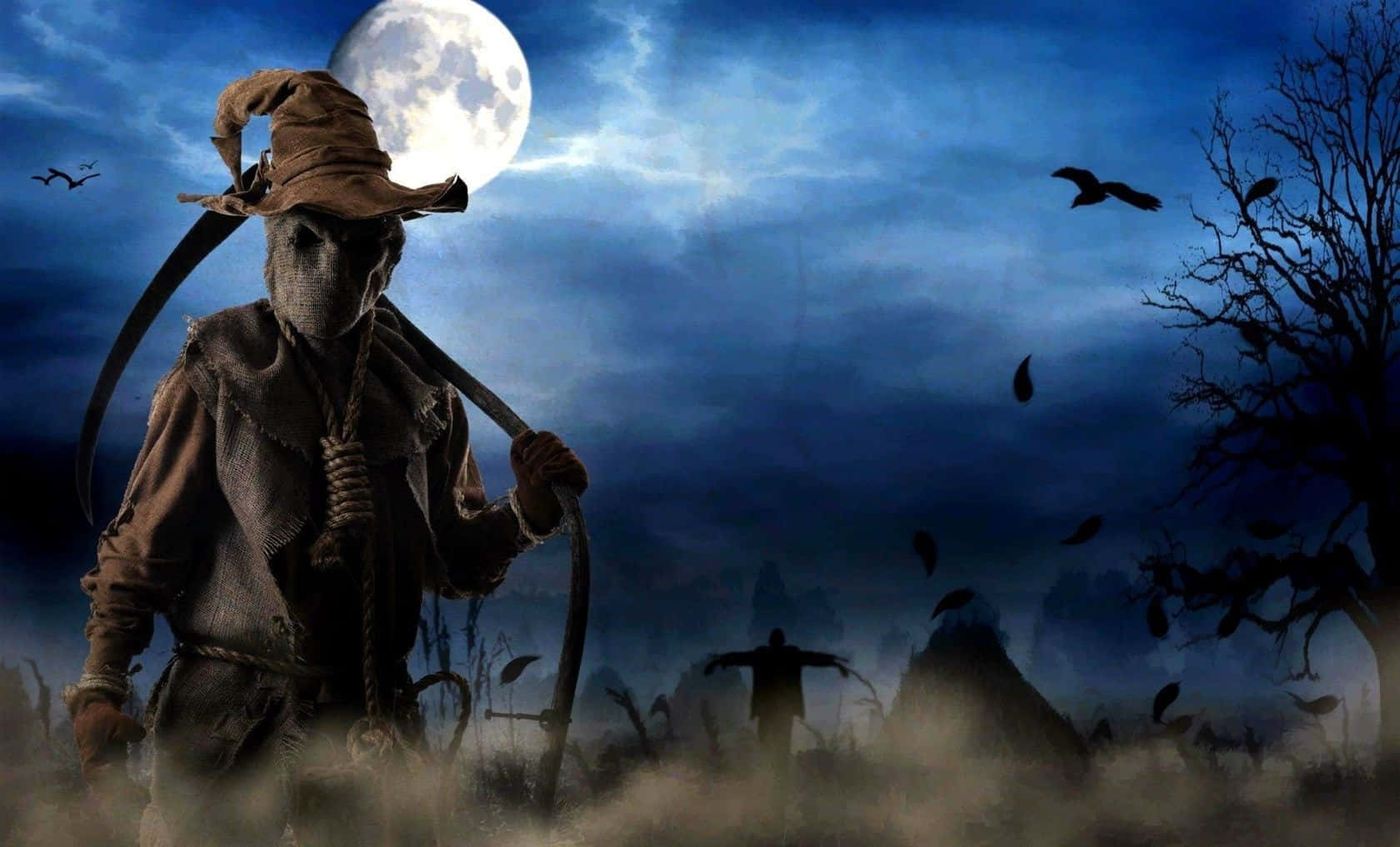 Scary Halloween Desktop 桌布 壁紙 — 一個帶有鉤狀刀片的可怕稻草人站在霧氣瀰漫的田野中，滿月下烏鴉飛翔，光禿禿的樹木若隱若現。