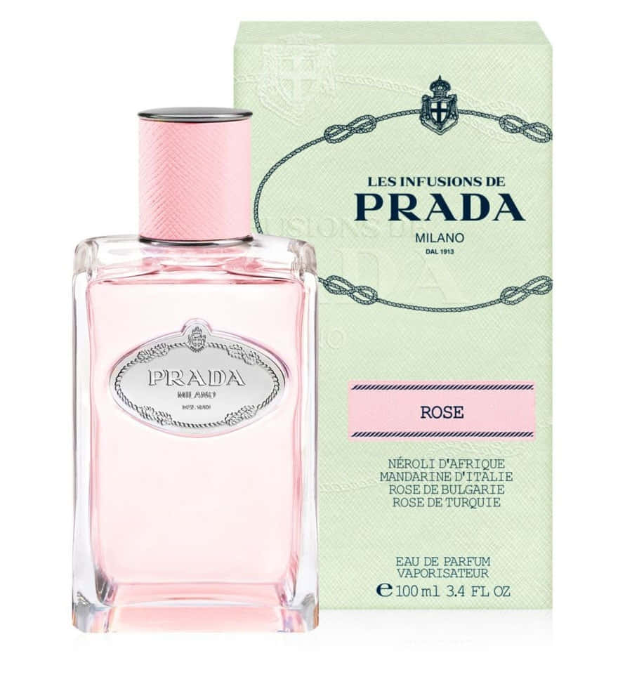 Prada 桌布 壁紙 — 一個帶有銀色標籤的粉紅色 Prada 香水瓶，旁邊是其淺綠色標有 Rose 的盒子，背景為白色。