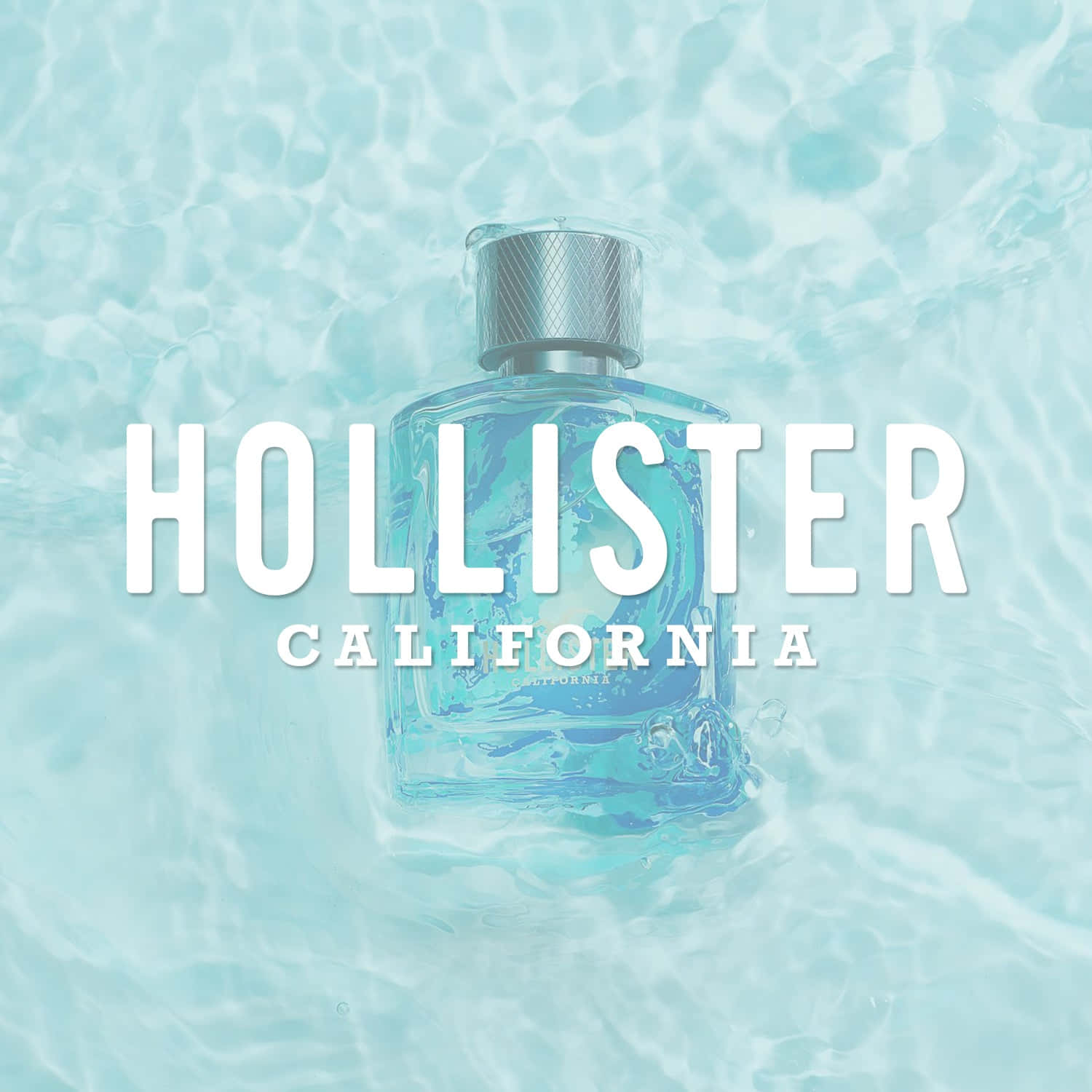 Hollister 桌布 壁紙 — 一個帶有銀色蓋子的透明香水瓶漂浮在波光粼粼的碧綠水中，上面覆蓋著 'HOLLISTER CALIFORNIA' 文字。