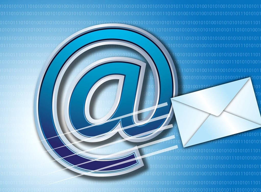 Email 桌布 壁紙 — 一個帶有銀色邊框和數位線條的光澤藍色@符號，在二進制代碼背景上發光，附近有一個白色信封。
