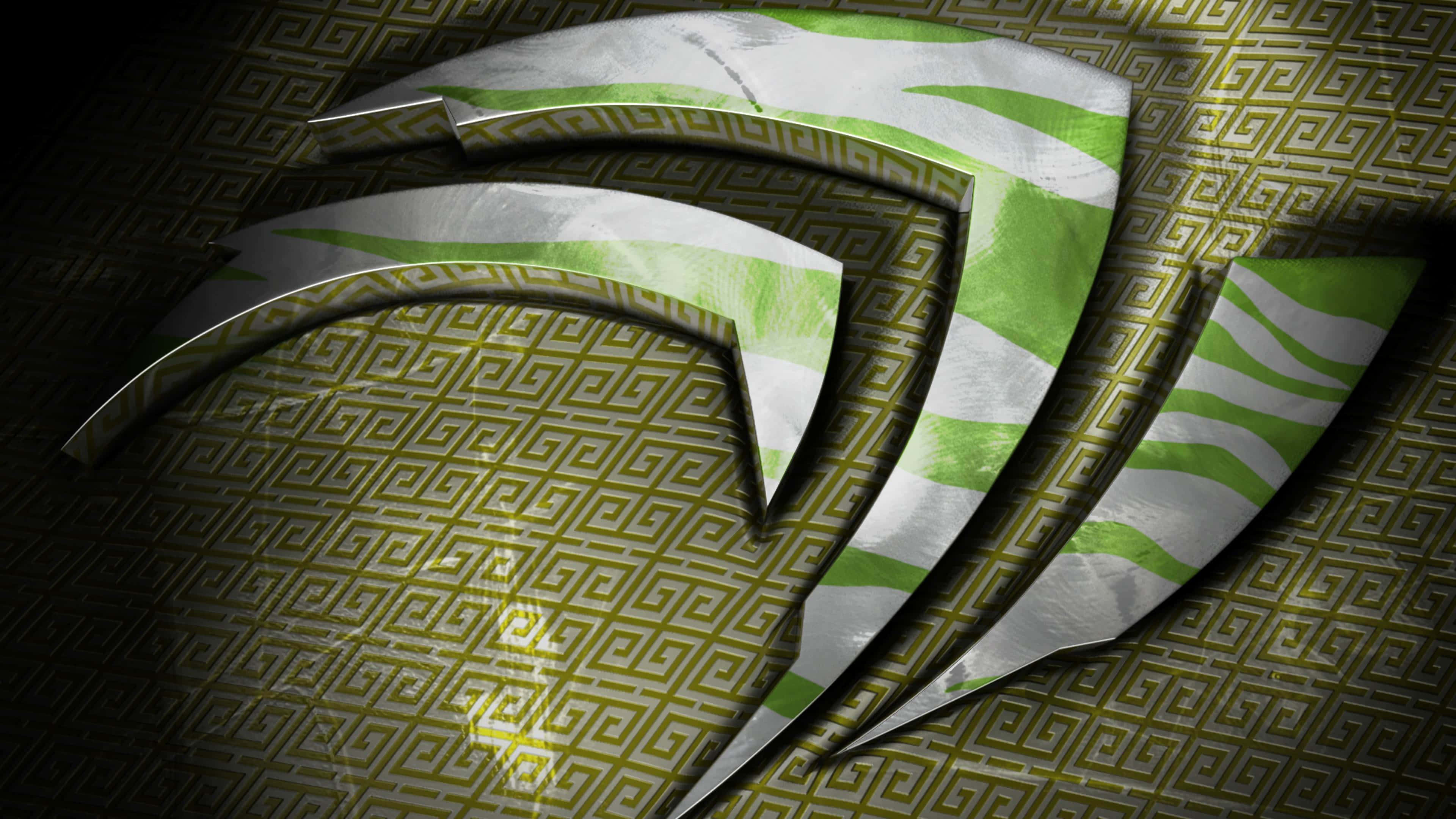 Stripes 桌布 壁紙 — 一個帶有銳利邊緣的金屬綠色和銀色NVIDIA標誌，在戲劇性燈光下放置在金色希臘鑰匙圖案表面上。
