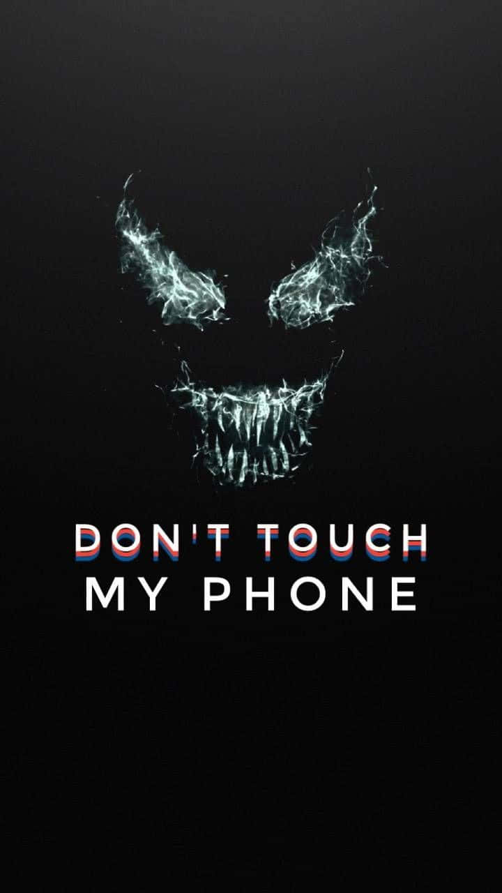Lock Screen iPhone 桌布 壁紙 — 一個帶有鋒利牙齒和火熱眼睛的威脅性發光骷髏，在黑色背景上凝視，粗體文字寫著不要碰我的手機。