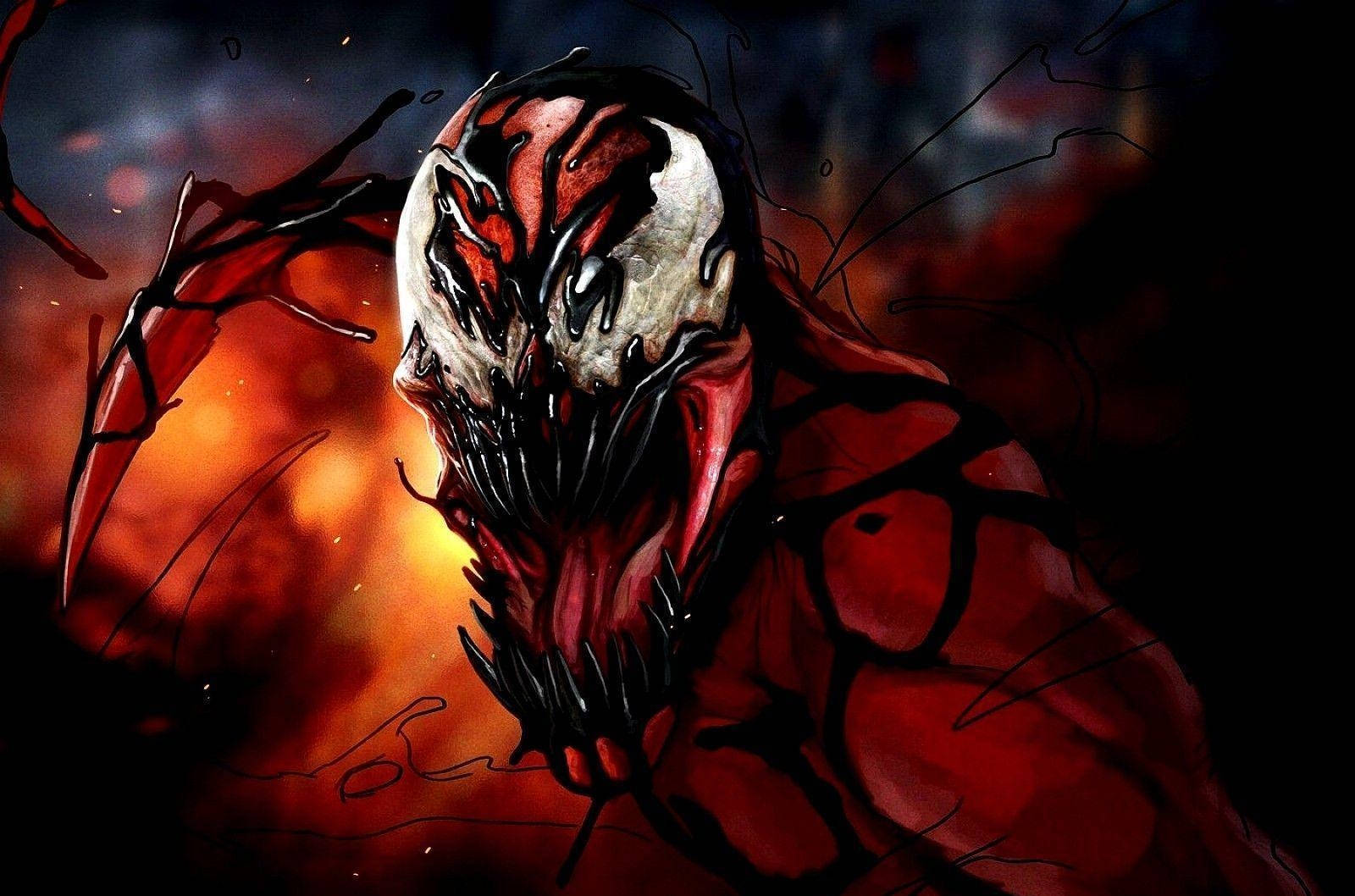 Venom Carnage 桌布 壁紙 — 一個帶有鋒利牙齒和發光眼睛的威脅性紅黑共生生物，在熾熱的橙色和黑暗背景前咆哮。