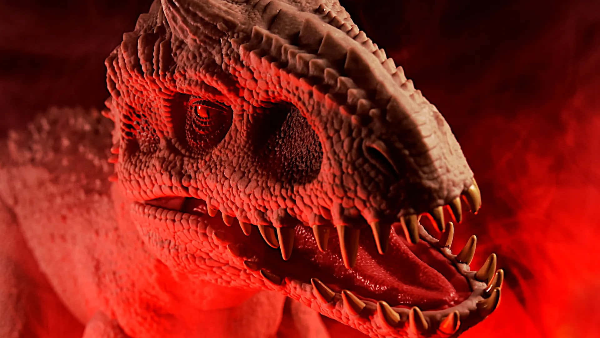 Jurassic World 桌布 壁紙 — 一個帶有鋒利牙齒和紋理鱗片的恐龍頭部，在煙霧繚繞的背景中，於強烈的紅光照射下閃耀著光芒。
