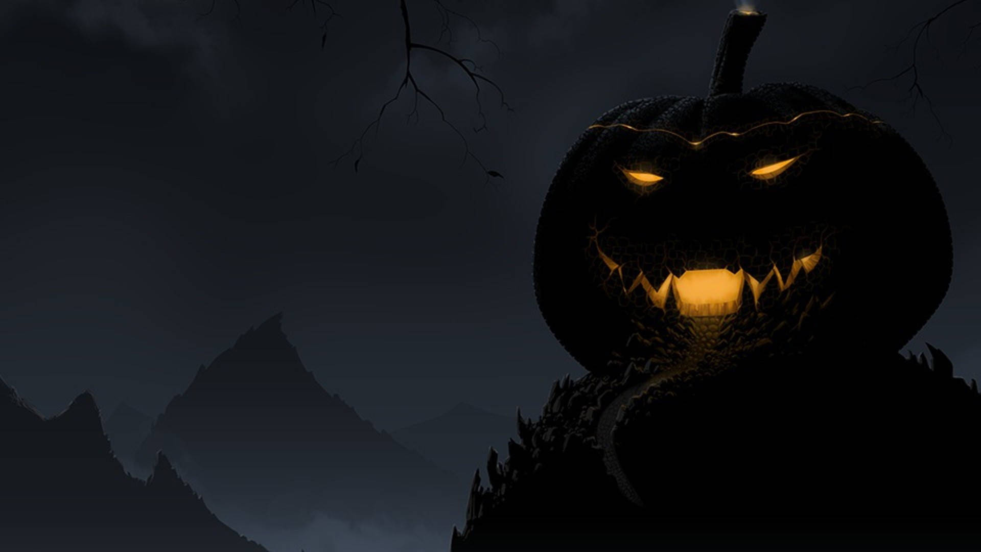 Dark Halloween 桌布 壁紙 — 一個帶有鋸齒狀牙齒和發光眼睛的可怕發光南瓜燈，在黑暗多山的夜空下，襯著光禿禿的樹枝，若隱若現。