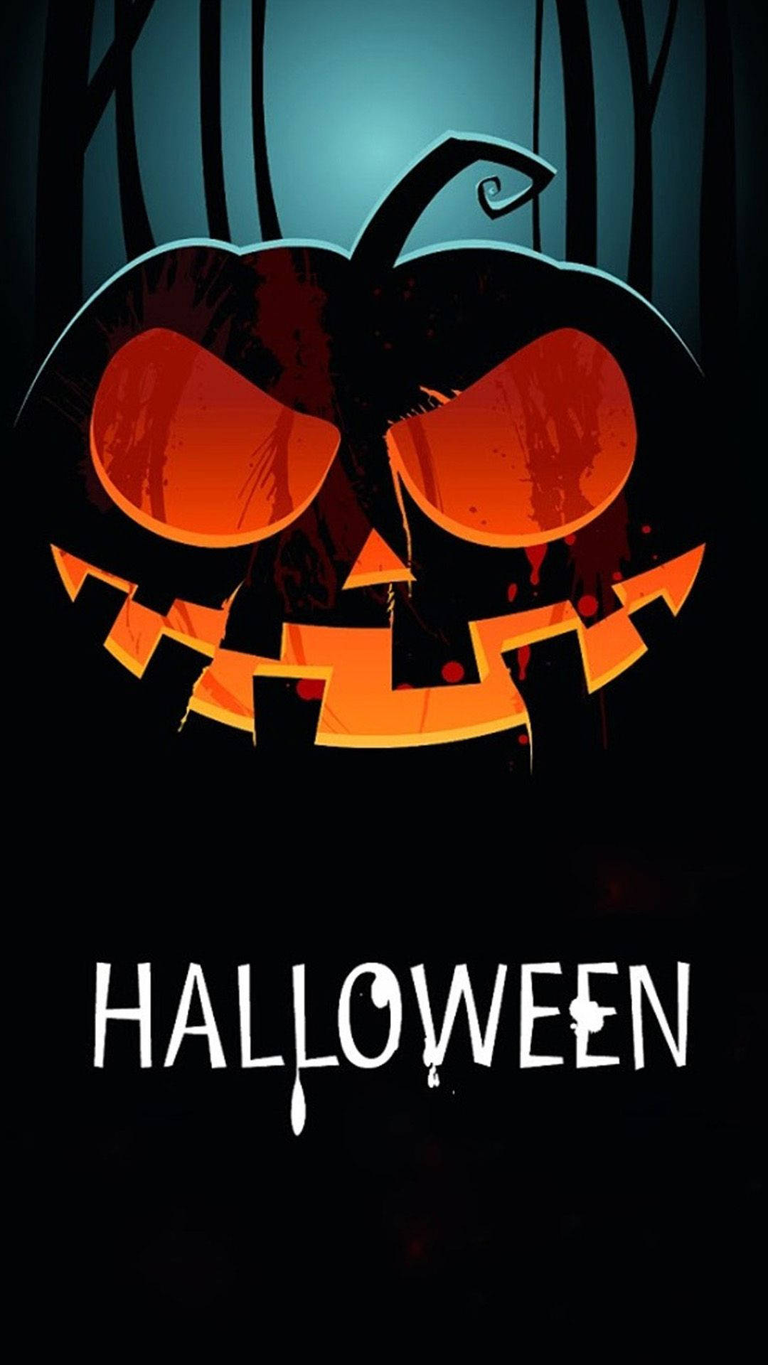 Halloween Phone 桌布 壁紙 — 一個帶有鋸齒狀牙齒和血跡的發光傑克南瓜燈，在夜晚的黑暗森林中凝視著。
