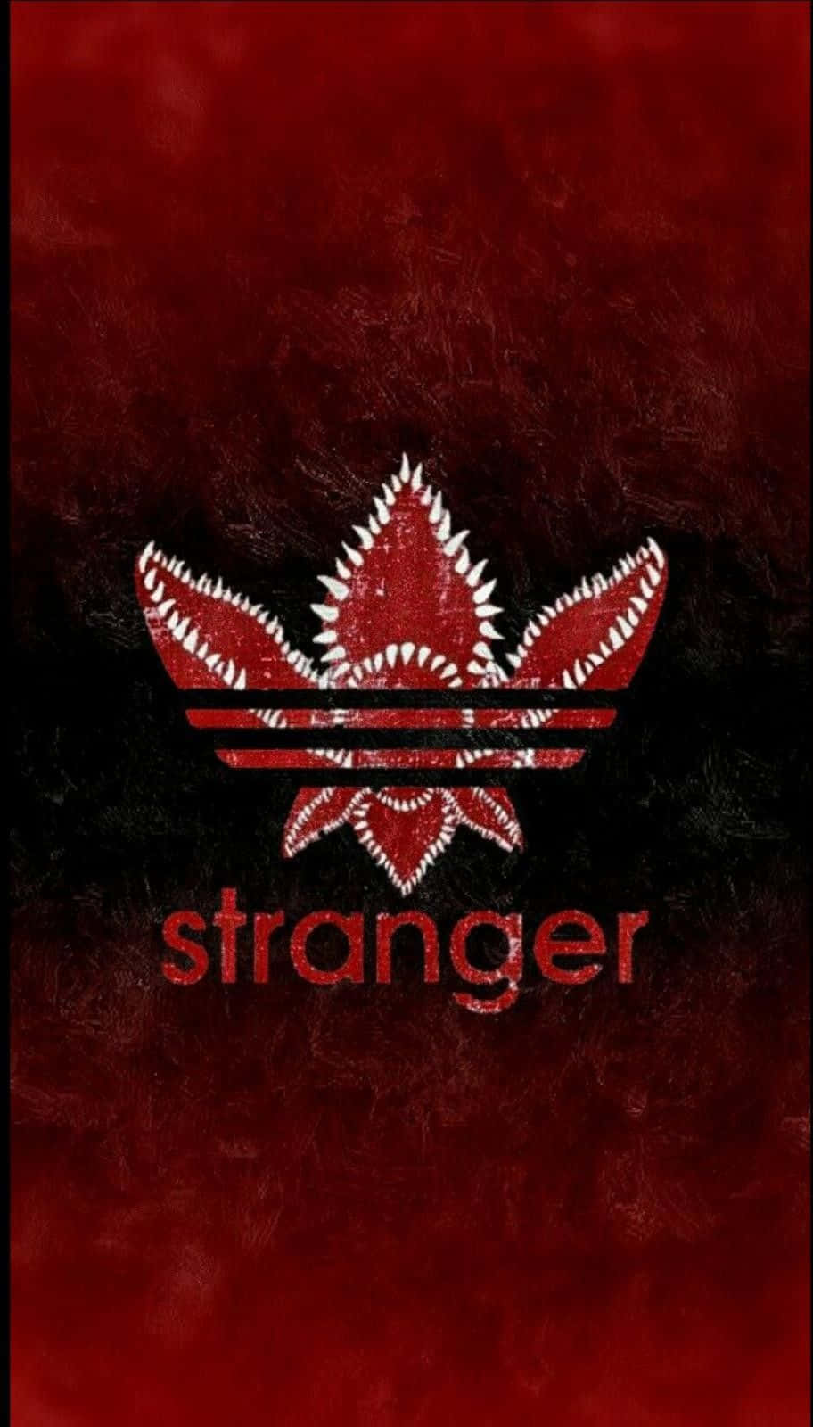 怪奇物語 桌布 壁紙 — 一個帶有鋸齒狀牙齒的威脅性紅色Adidas標誌，以及粗糙紅色文字中的「stranger」一詞，背景為深色紋理。
