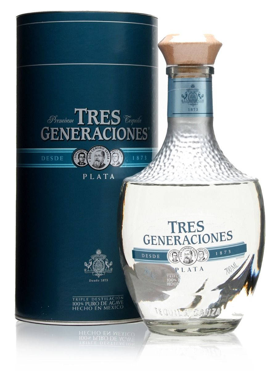 alcohol 桌布 壁紙 — 一個帶有錘紋質感和木塞的透明玻璃瓶 Tres Generaciones Plata 龍舌蘭酒，旁邊是其深藍色圓柱形包裝，背景為白色。