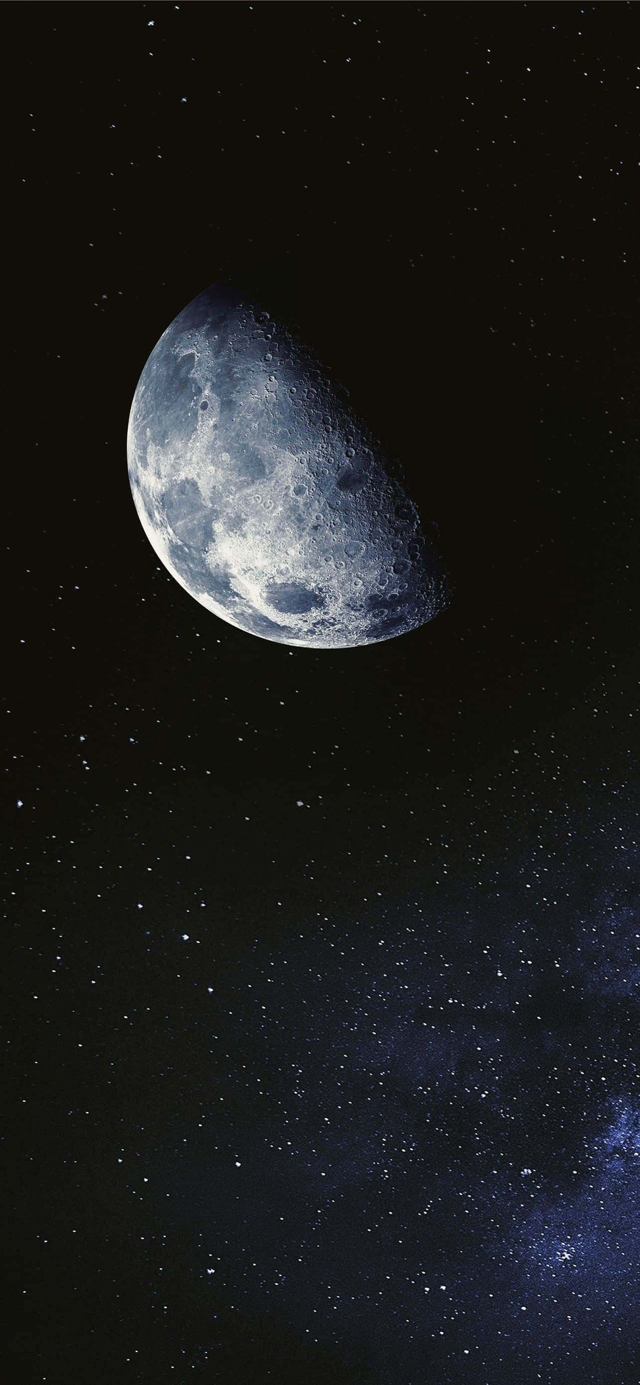 Moon iPhone 桌布 壁紙 — 一個帶有隕石坑的詳細新月在深空的星場和星雲中發光。