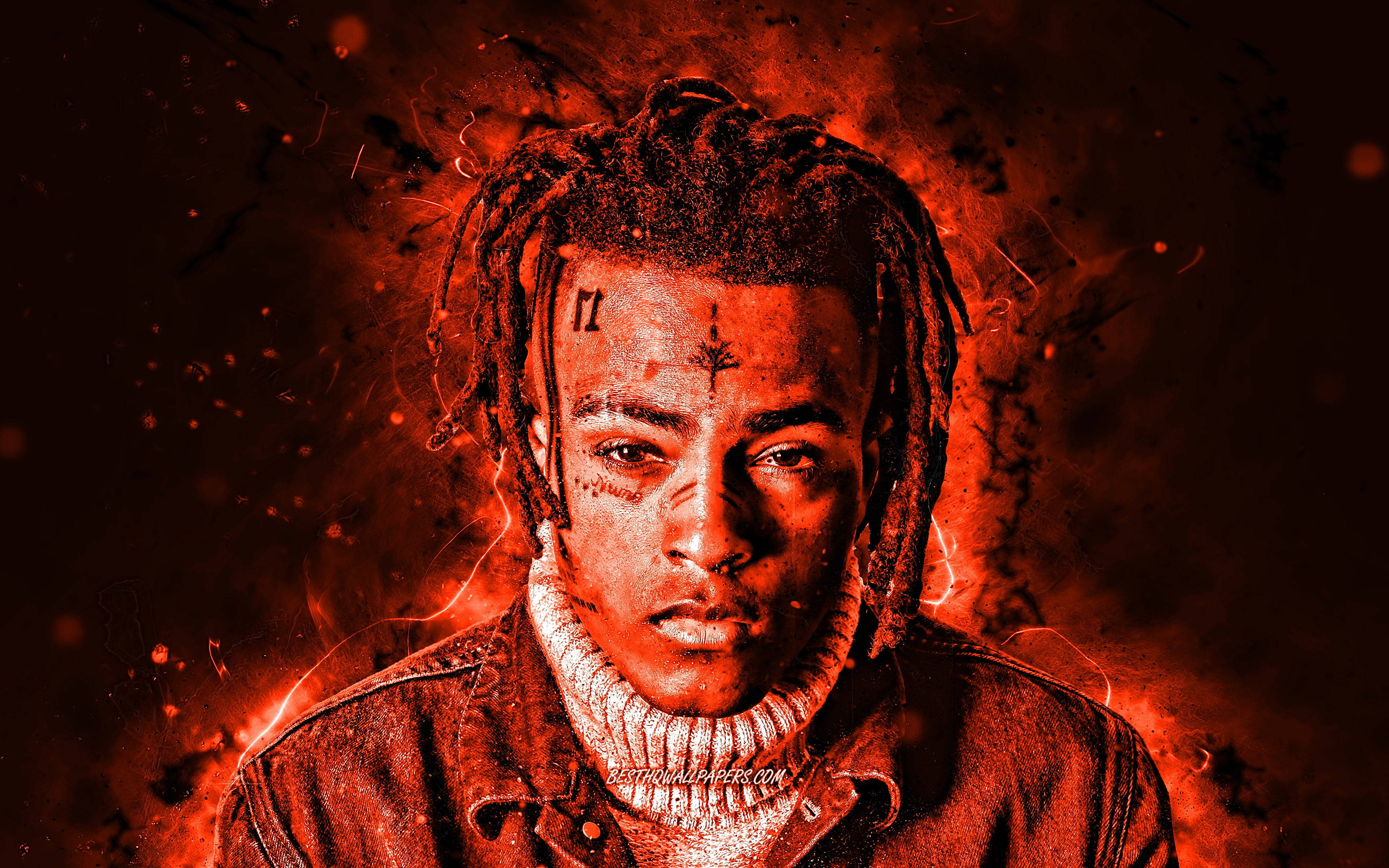 xxxtentacion 電腦 桌布 壁紙 — 一個帶有雷鬼辮和臉部刺青的男人的火熱肖像，被電光紅色的火花和煙霧包圍。