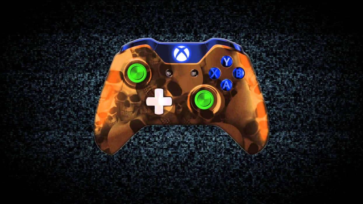 Xbox 桌布 壁紙 — 一個帶有骷髏圖案的Xbox手把在黑暗的故障背景上發出綠色搖桿和藍色按鈕的光芒。