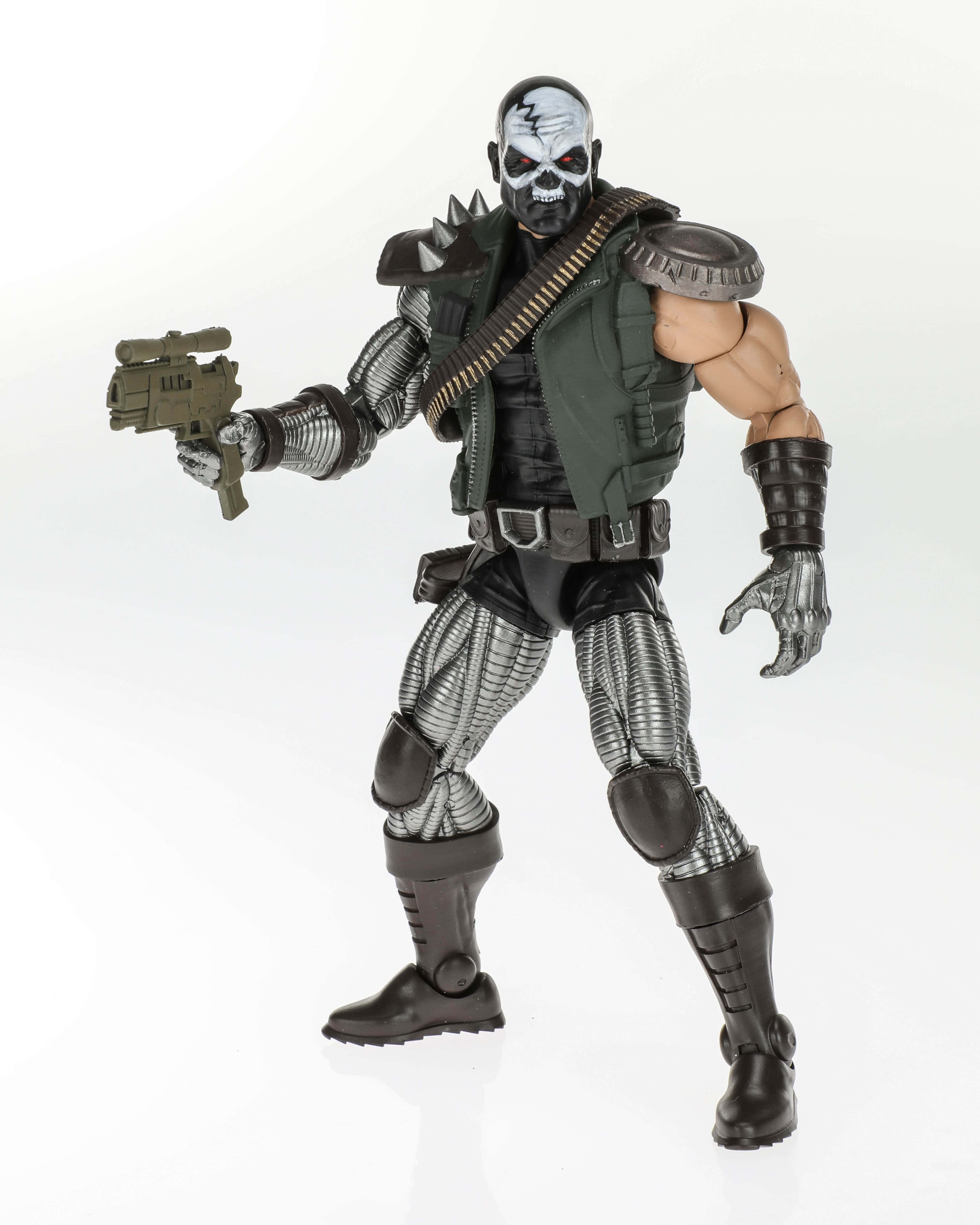 Skullbuster 桌布 壁紙 — 一個帶有骷髏面具和機械四肢的威嚇動作人偶，在純白背景下手持手槍。