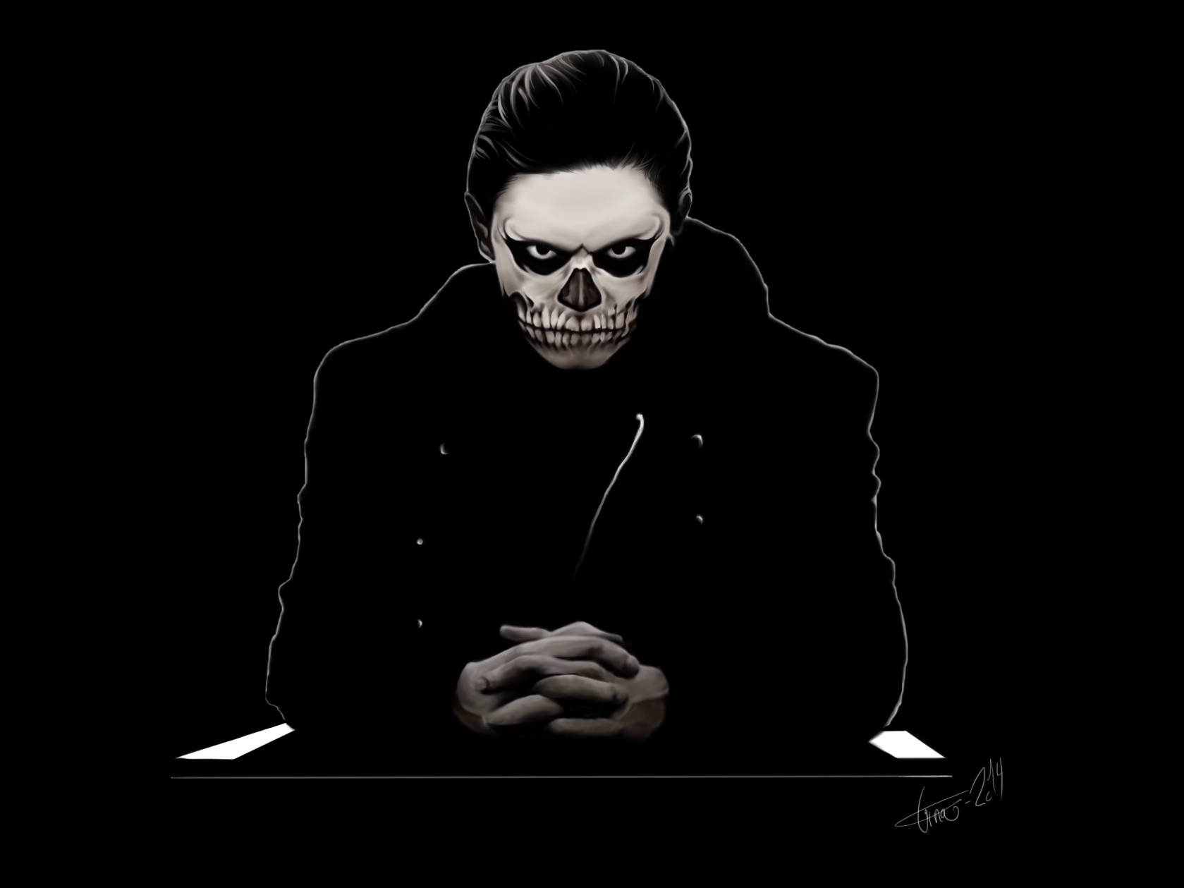 Tate Langdon 桌布 壁紙 — 一個帶有骷髏面孔和向後梳頭髮的威脅性人物坐在桌子旁，畫面呈強烈黑白對比，雙手緊握，散發出黑暗的強烈氣息。