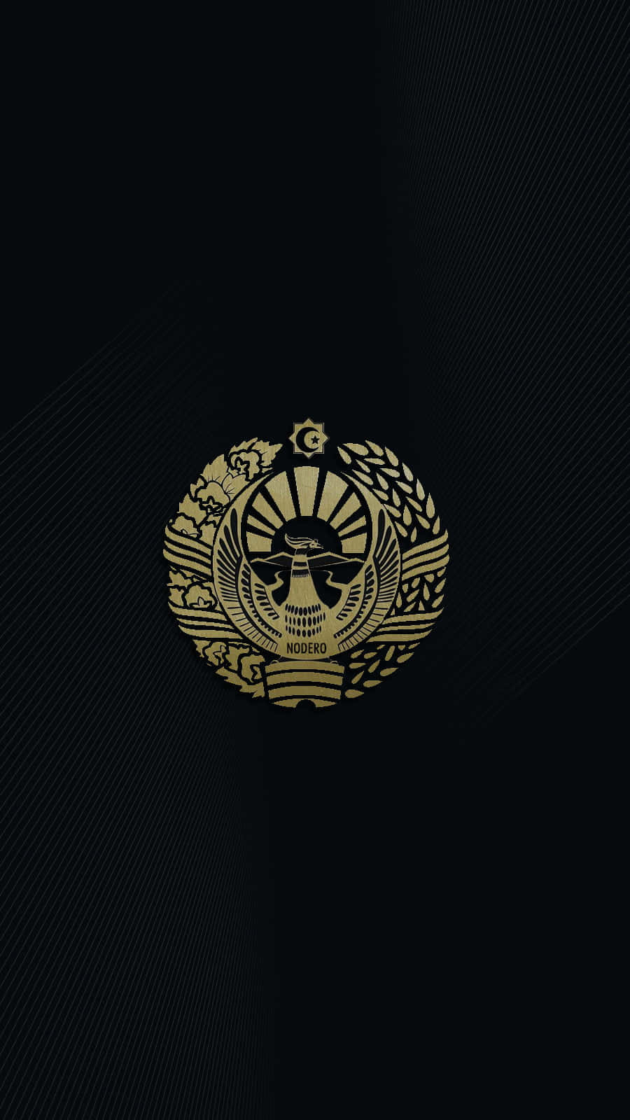 Black Gold 桌布 壁紙 — 一個帶有骷髏頭和翅膀的金色Nodero標誌在質感黑色布料背景上發光。