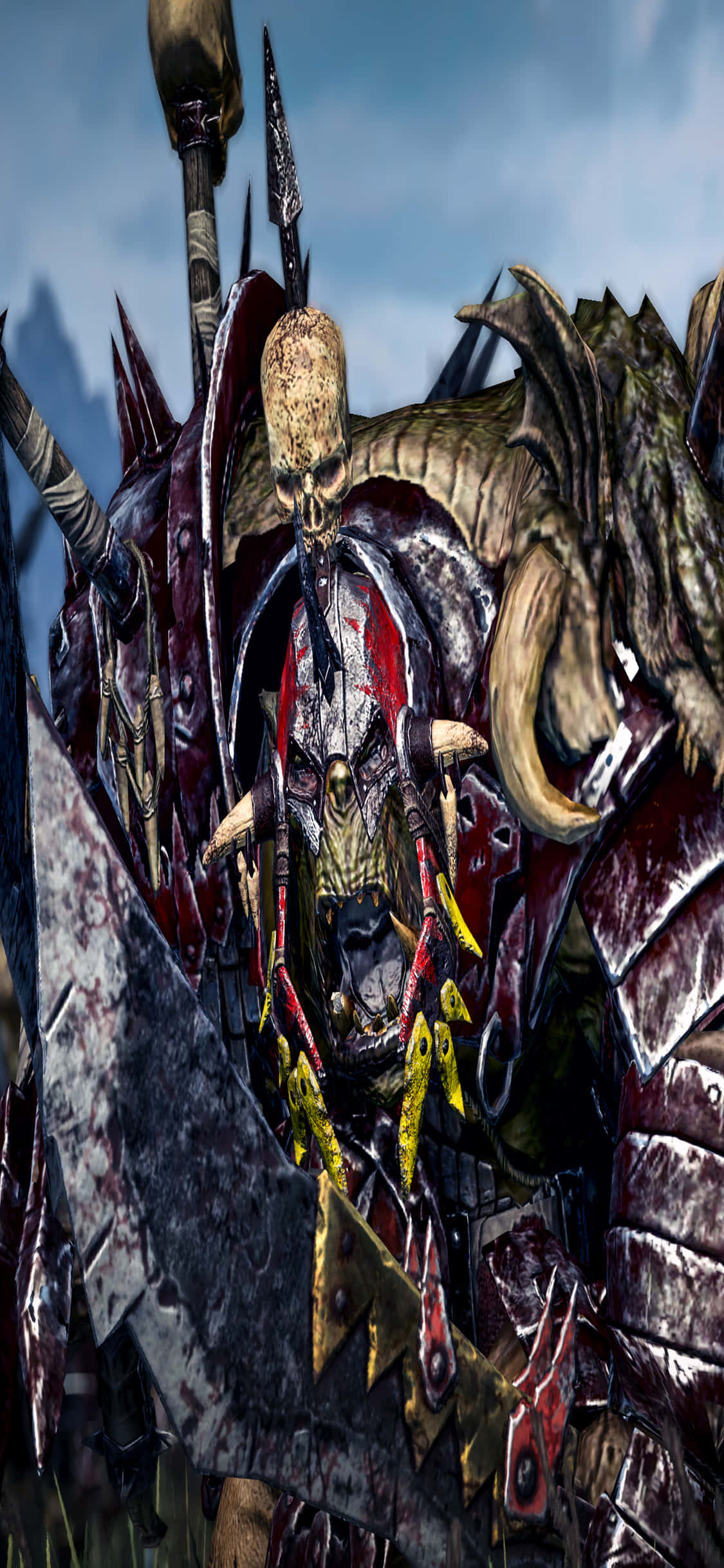 iPhone X Total War Warhammer 桌布 壁紙 — 一個帶有骷髏頭盔和尖刺武器的威脅性裝甲戰士站在多雲的天空前。