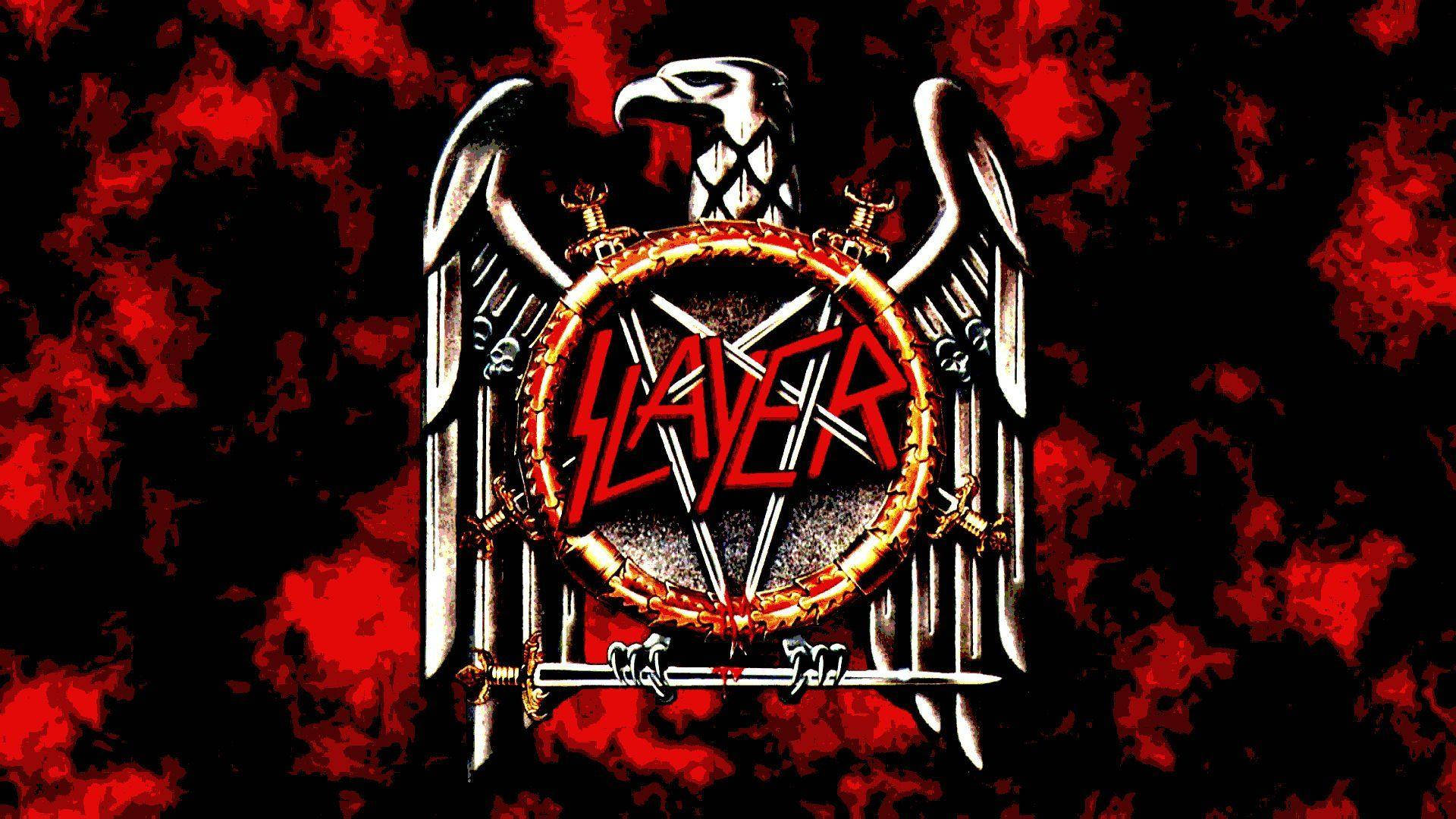殺手 桌布 壁紙 — 一個帶有骷髏鷹和交叉劍的威脅性 Slayer 標誌，背景是火紅和黑色。