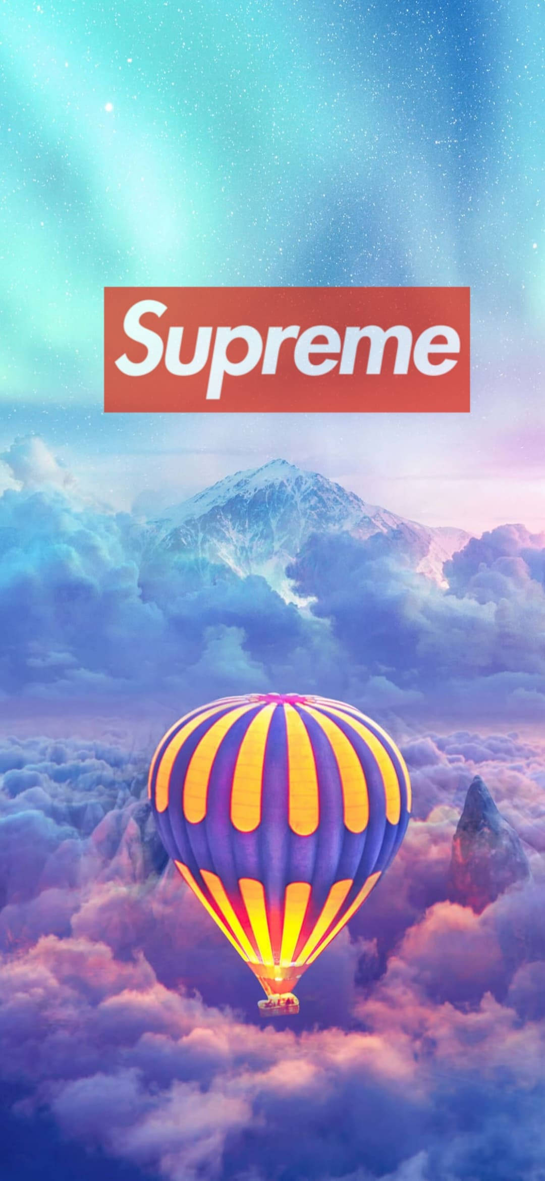 supreme aesthetic 桌布 壁紙 — 一個帶有黃色和紫色條紋的熱氣球漂浮在蓬鬆的雲層之上，下方是發光的天空，有雪山和紅色的Supreme標誌。