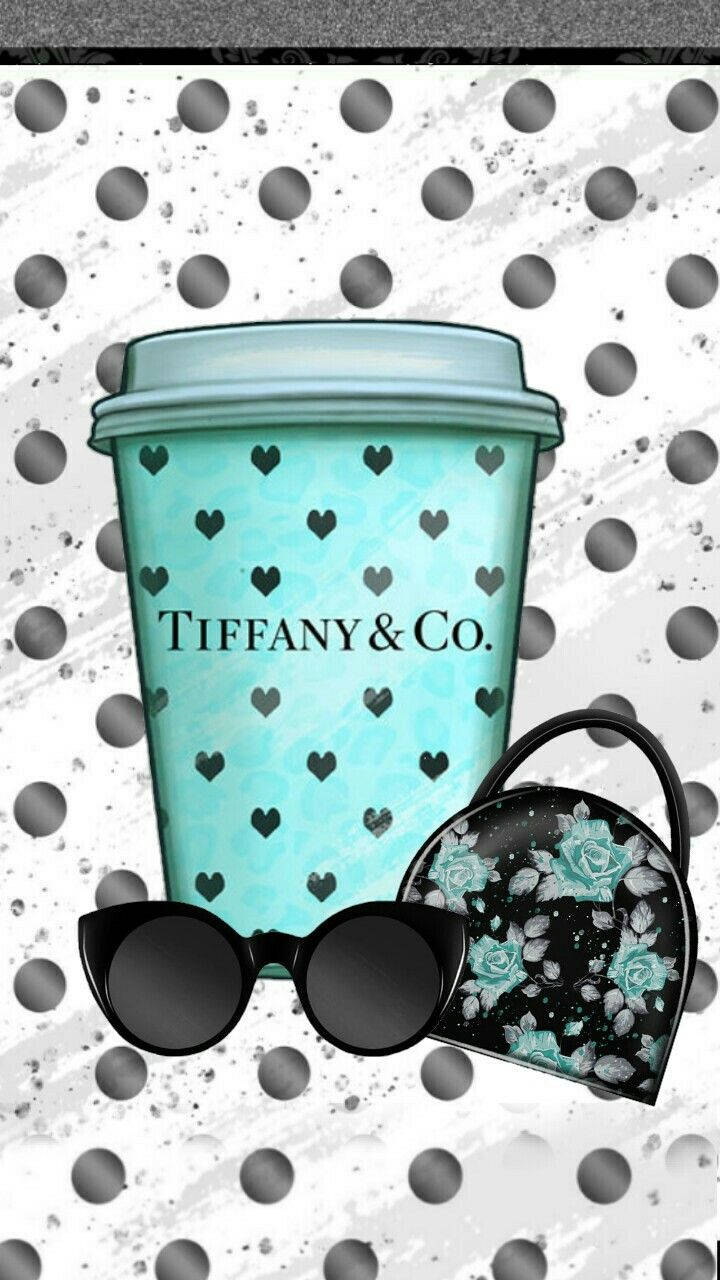 品牌 桌布 壁紙 — 一個帶有黑色心形圖案的Tiffany & Co品牌咖啡杯，旁邊放著一個花卉手提包和太陽眼鏡，背景是灰色圓點。