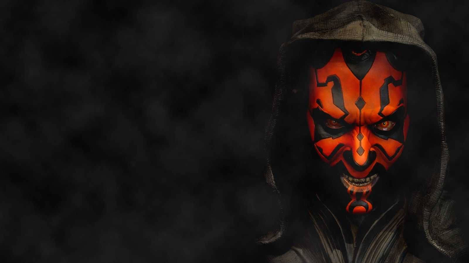 Sith 桌布 壁紙 — 一個帶有黑色標記和發光眼睛的威脅性紅皮膚西斯尊主，從黑煙中穿著連帽長袍出現。