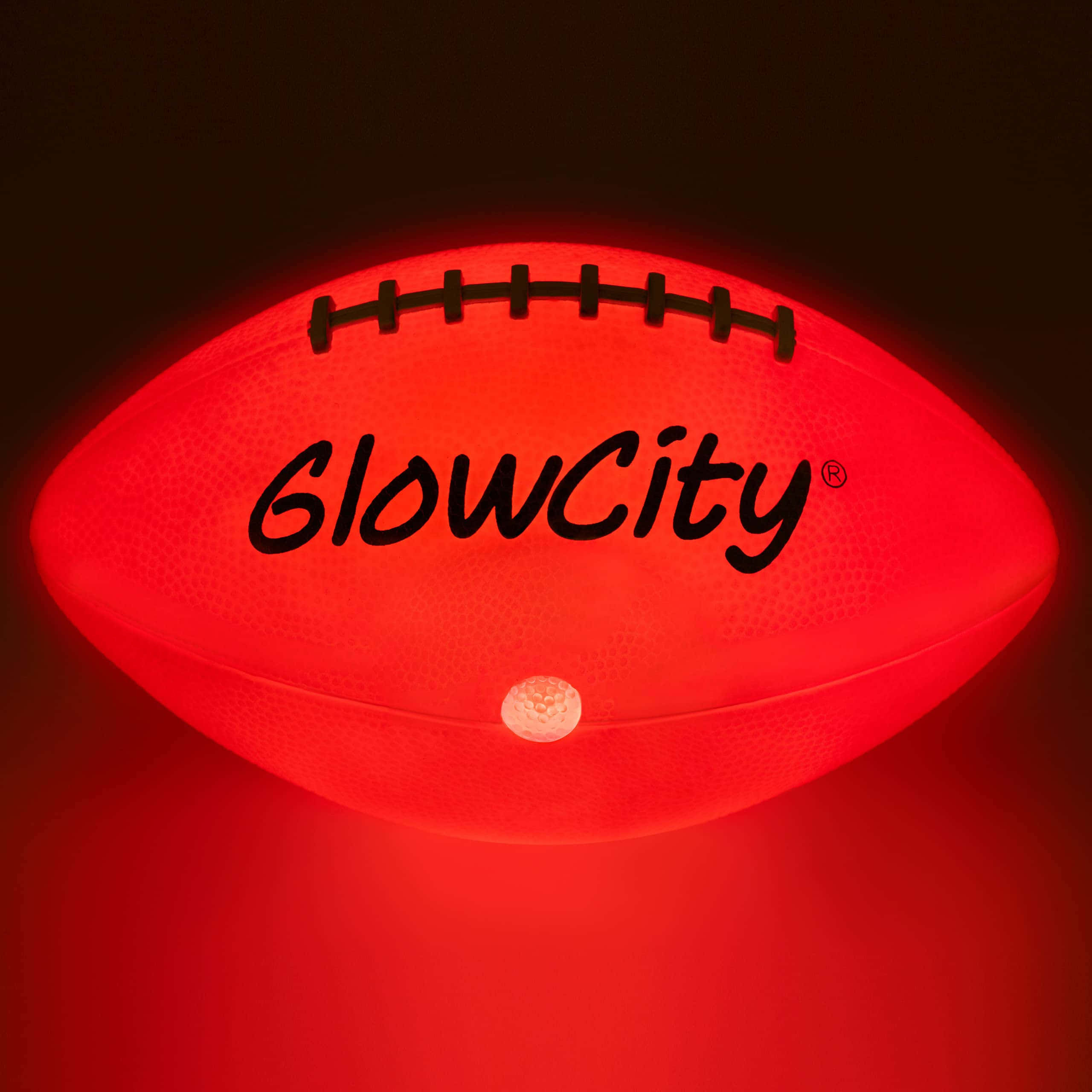 Light Up 桌布 壁紙 — 一個帶有黑色鞋帶和「GlowCity」品牌的發光紅色足球燈，在黑暗背景下散發出溫暖的光芒。
