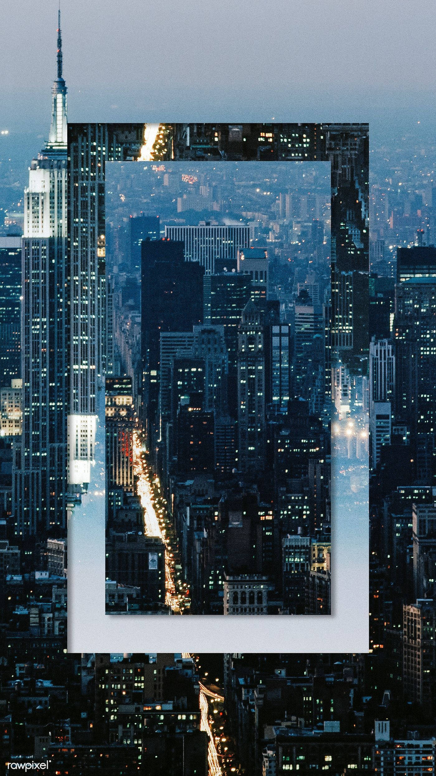 new york city iPhone x 桌布 壁紙 — 一個帶框的紐約夜景，閃爍的摩天大樓和一條被路燈照亮的中央大道。