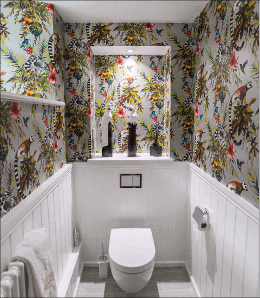 bathroom 桌布 壁紙 — 一個帶白色護牆板和充滿活力的叢林主題壁紙的浴室，壁紙上有狐猴和熱帶花卉。