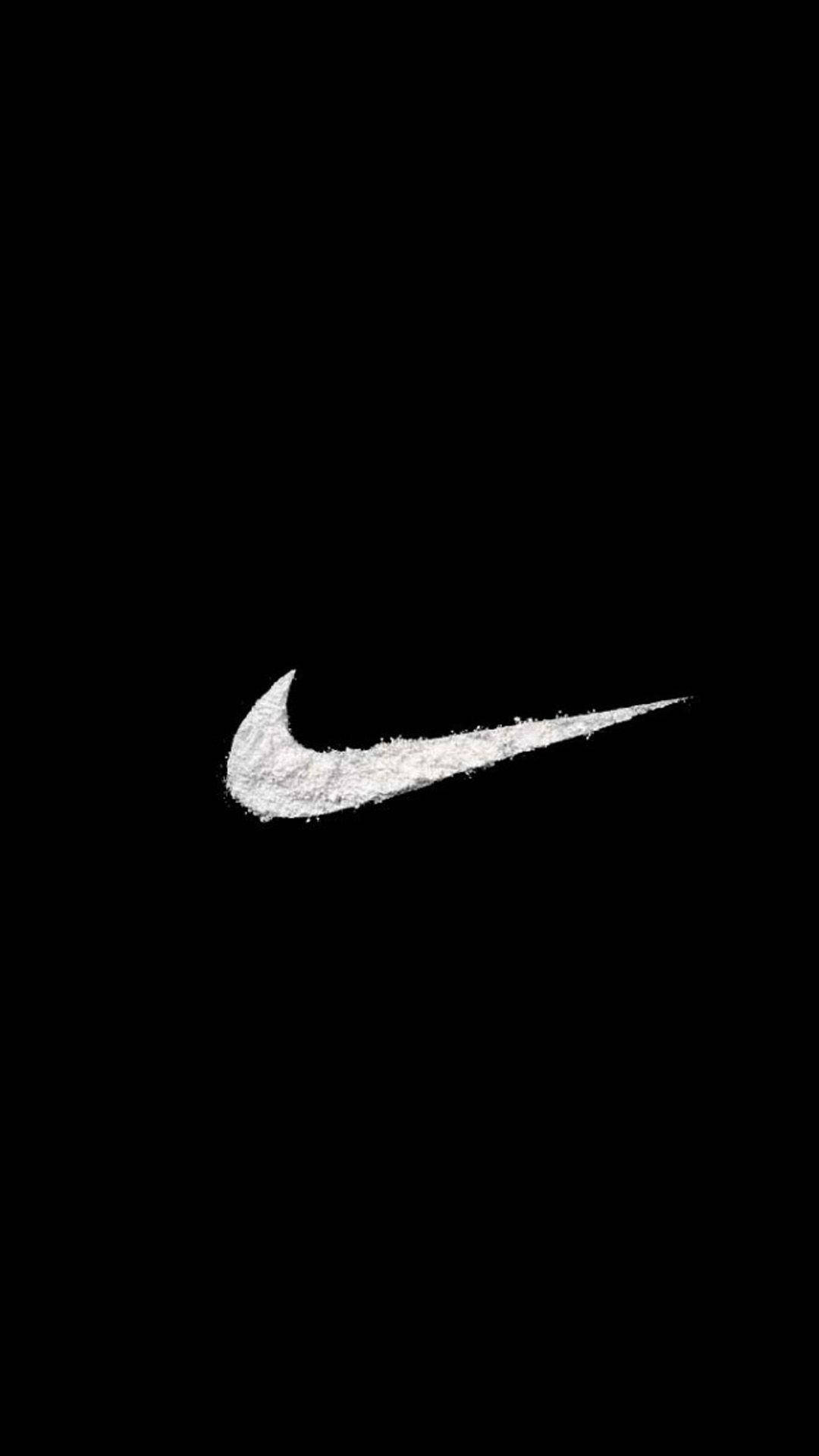 Nike iPhone 桌布 壁紙 — 一個帶紋理的白色Nike swoosh標誌，居中在純黑色背景上，帶有粗糙的粉筆狀飾面。