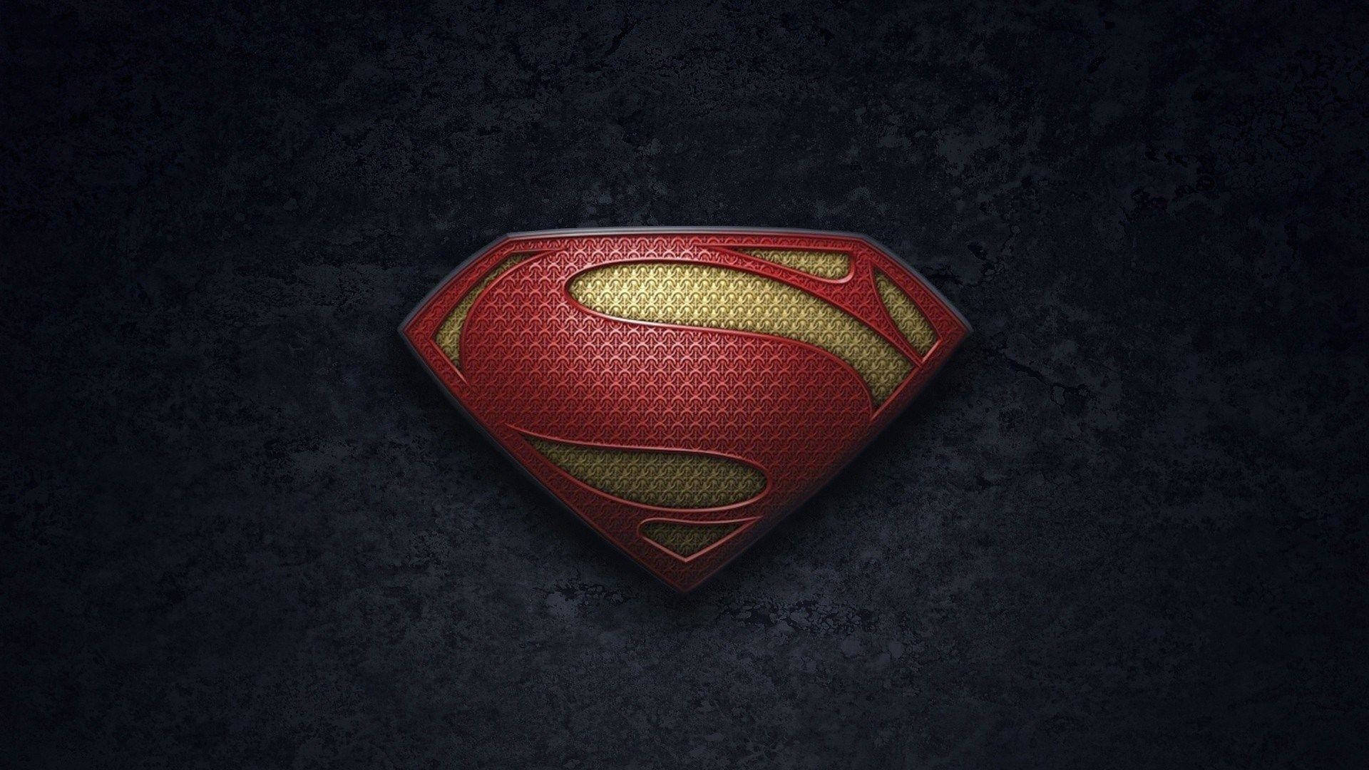 superman symbol iPhone 桌布 壁紙 — 一個帶紋理的紅色和金色超人標誌在黑暗粗糙的混凝土背景上閃耀。