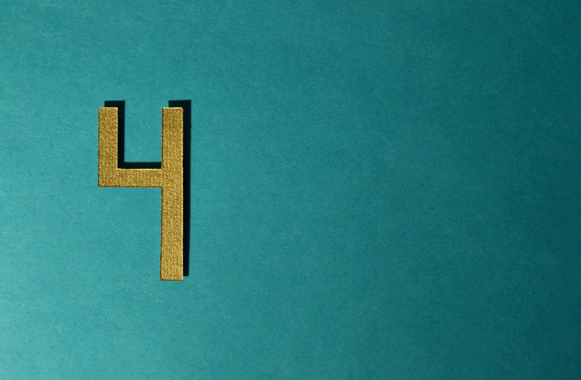 Number 桌布 壁紙 — 一個帶紋理的金色數字四，在純青色背景上帶有柔和陰影，大膽地矗立。